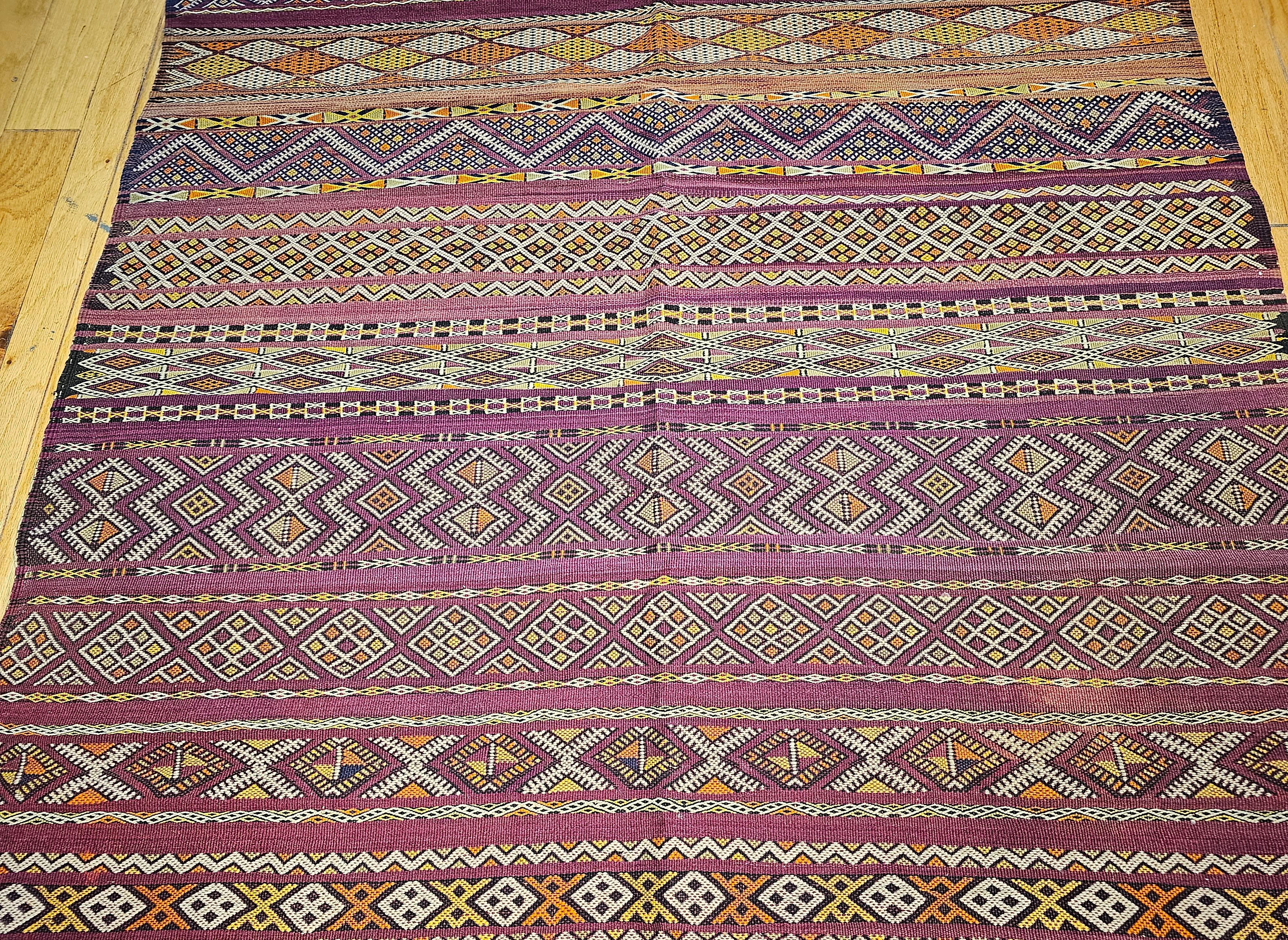 Tissé à la main Kilim marocain surdimensionné à motif rayé violet, rouge, jaune, ivoire en vente