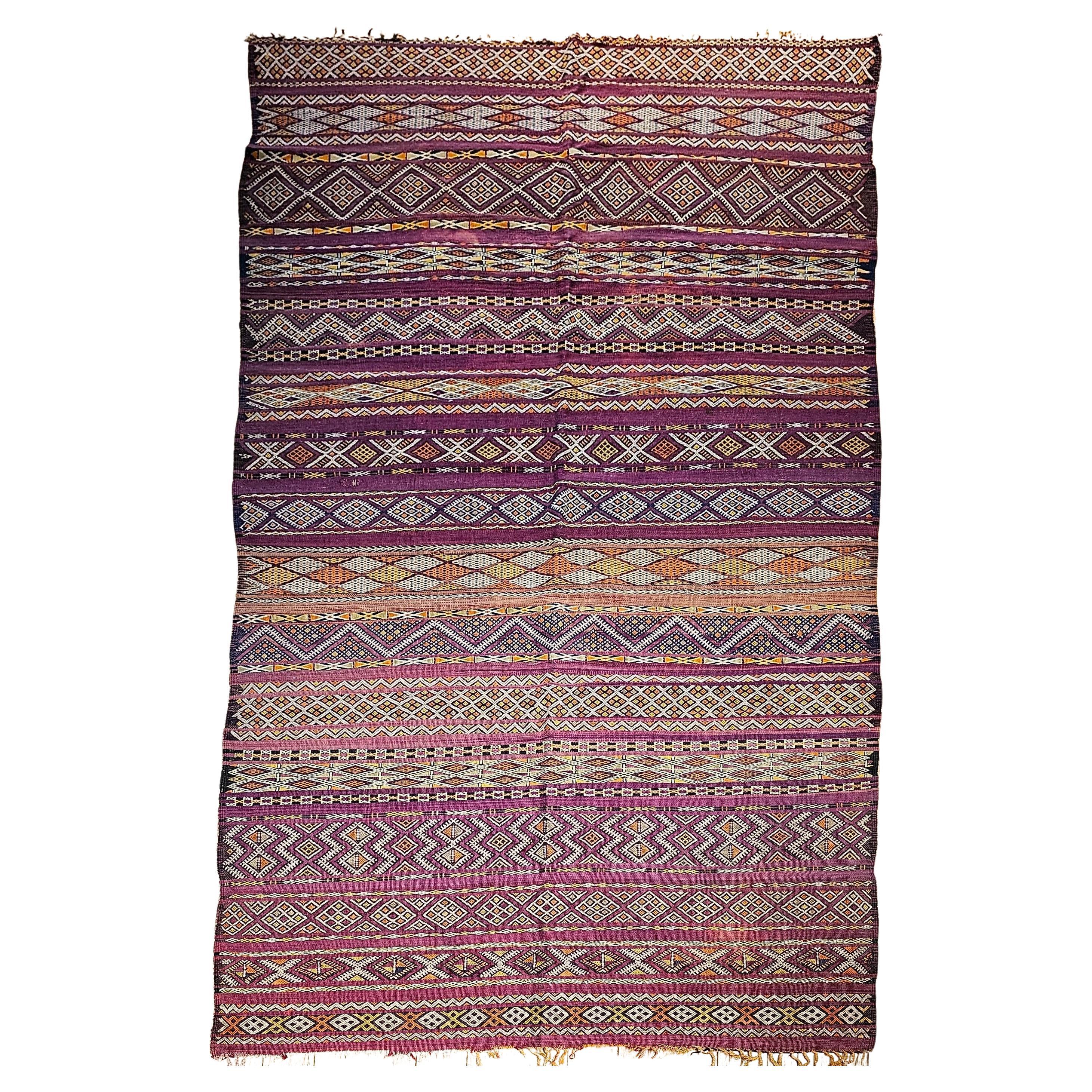 Kilim marocain surdimensionné à motif rayé violet, rouge, jaune, ivoire en vente