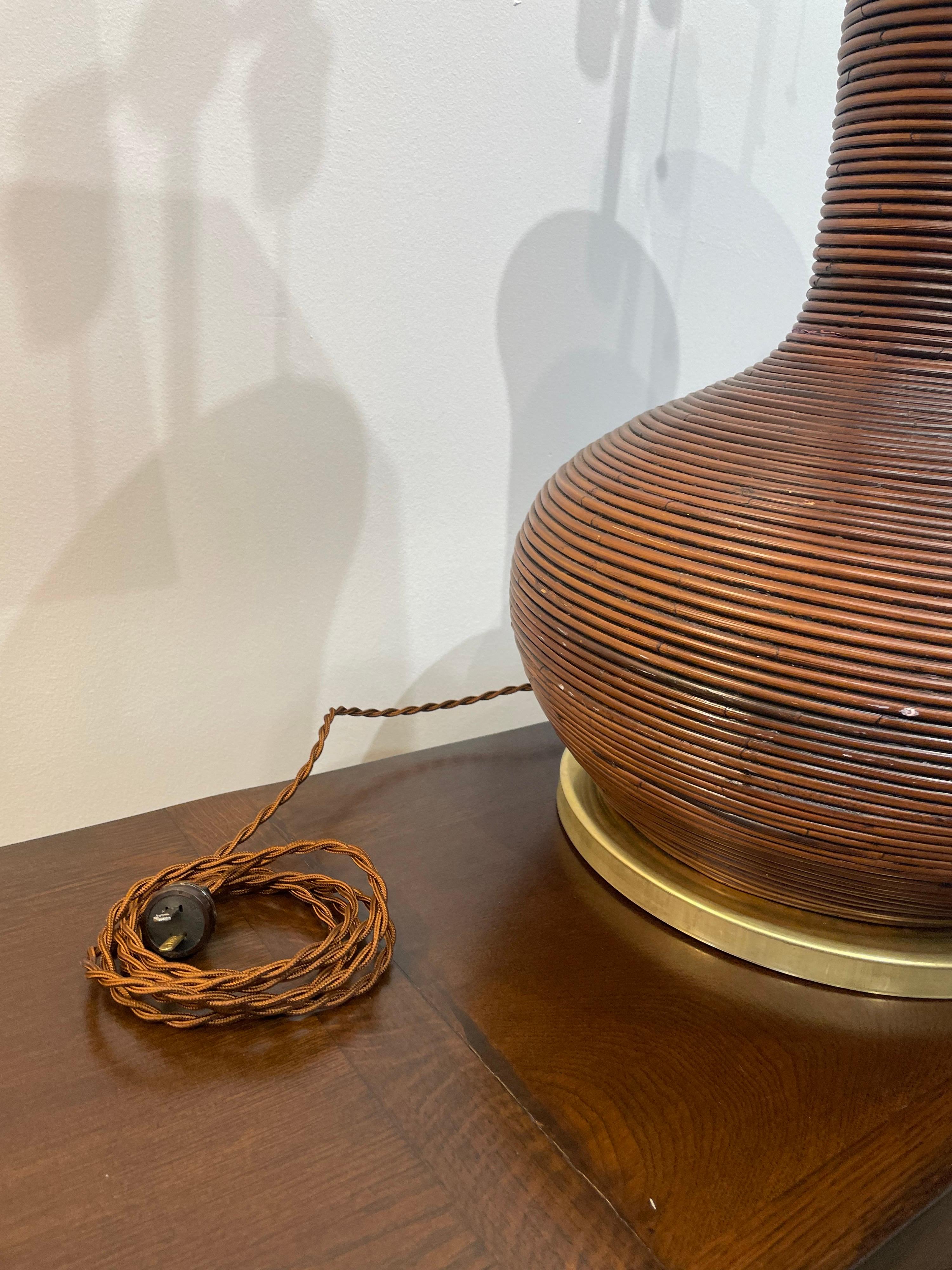 Milieu du XXe siècle Lampe de bureau vintage surdimensionnée en roseau et bambou en forme de crayon en vente