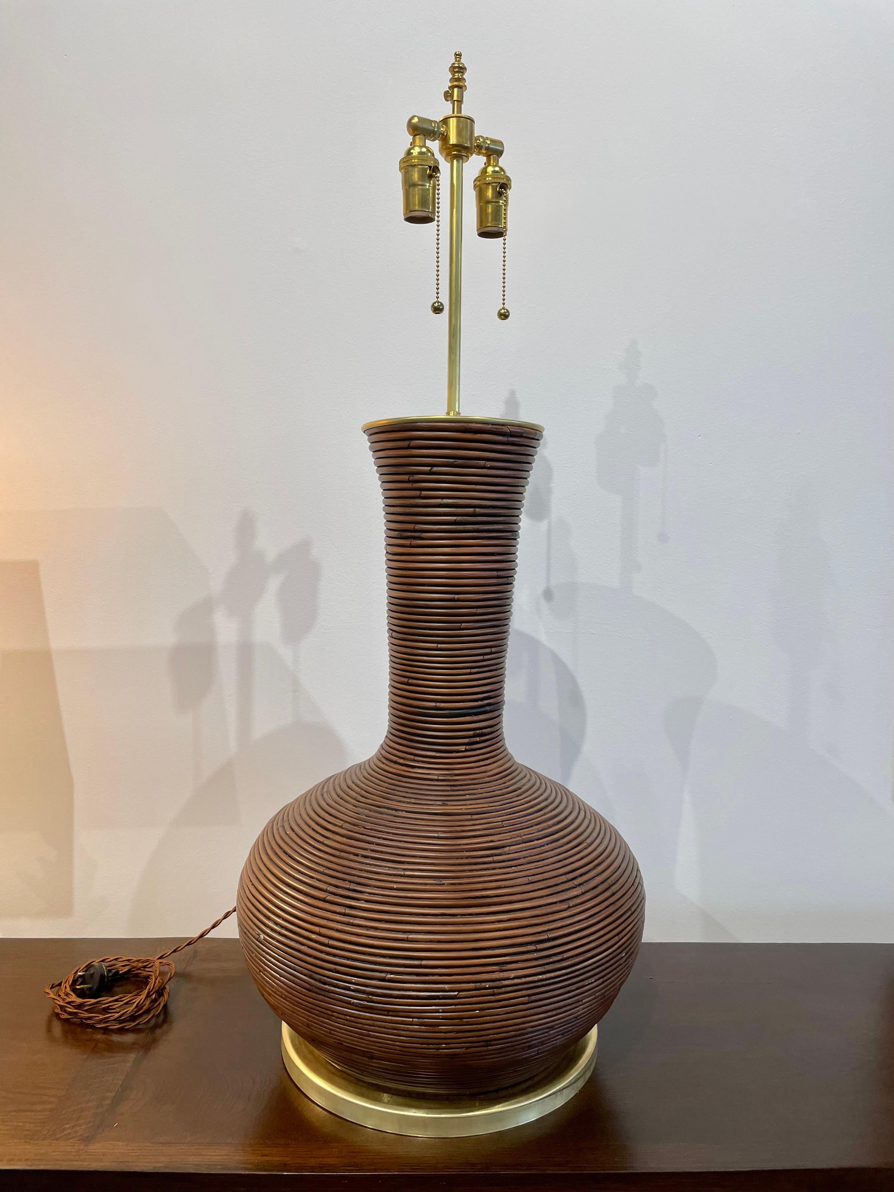 Lampe de bureau vintage surdimensionnée en roseau et bambou en forme de crayon en vente 2