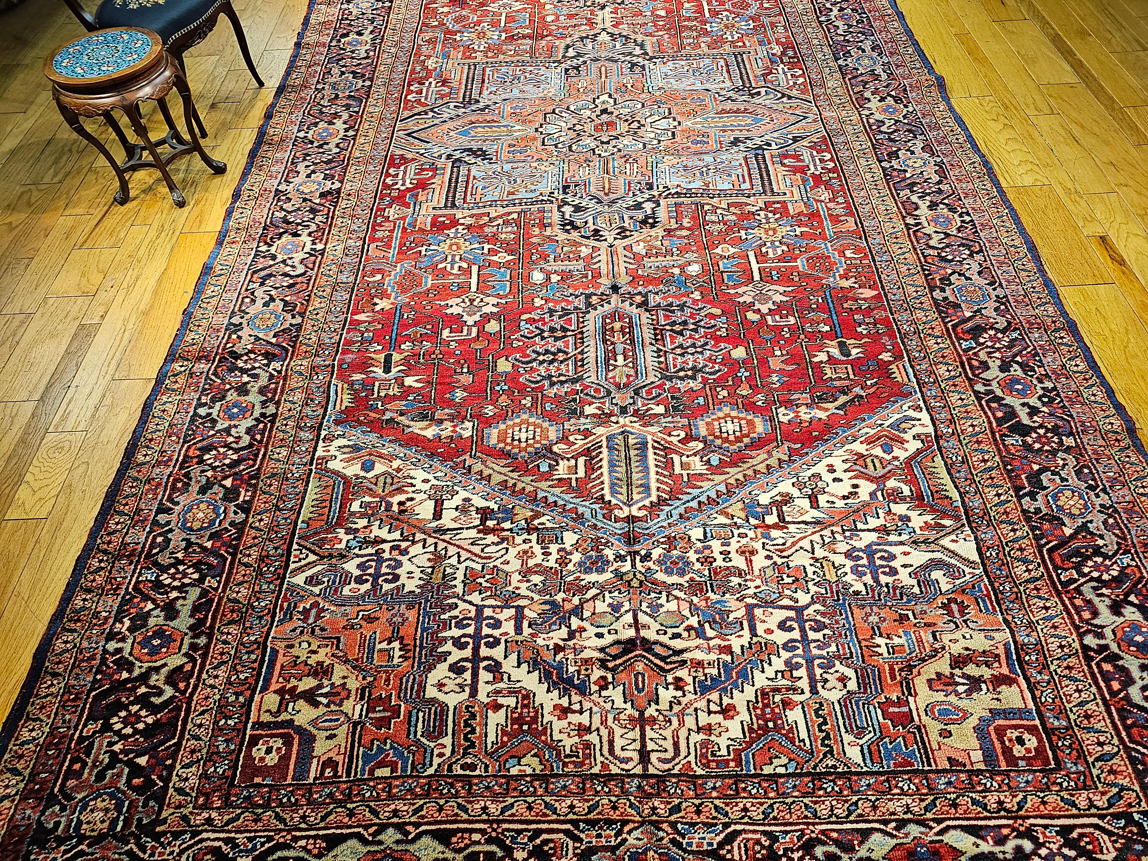 Serapi persiano oversize d'epoca con motivo geometrico in rosso, avorio, blu in vendita 3