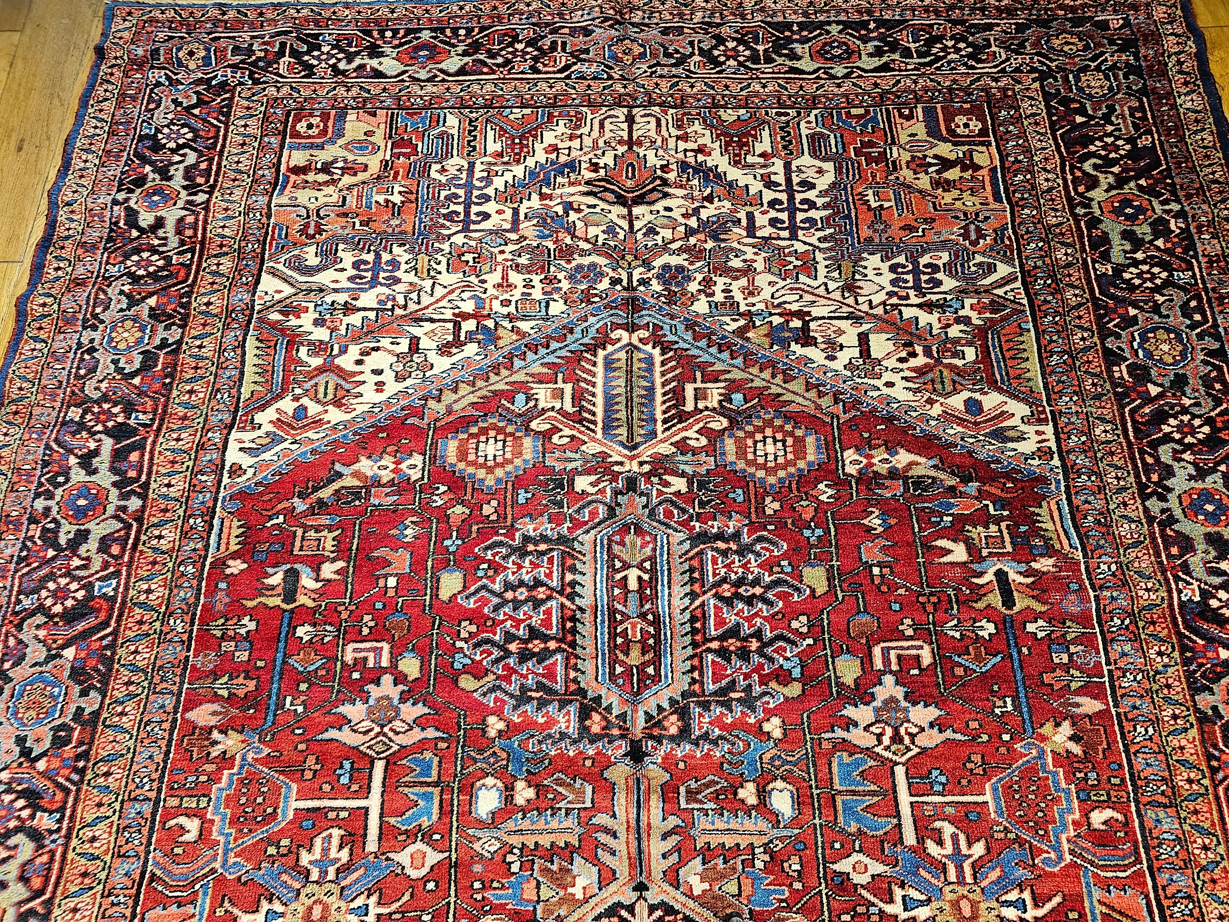 Serapi persiano oversize d'epoca con motivo geometrico in rosso, avorio, blu In condizioni buone in vendita a Barrington, IL