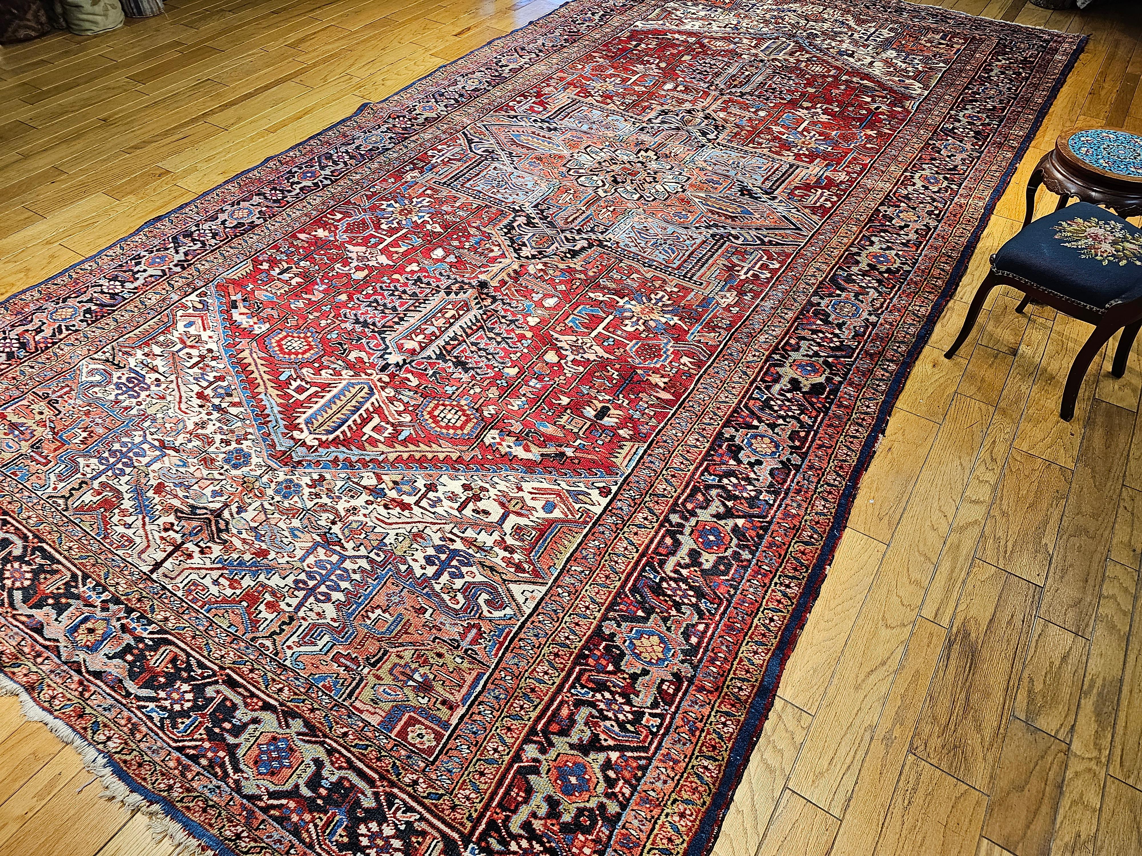 Serapi persiano oversize d'epoca con motivo geometrico in rosso, avorio, blu in vendita 1