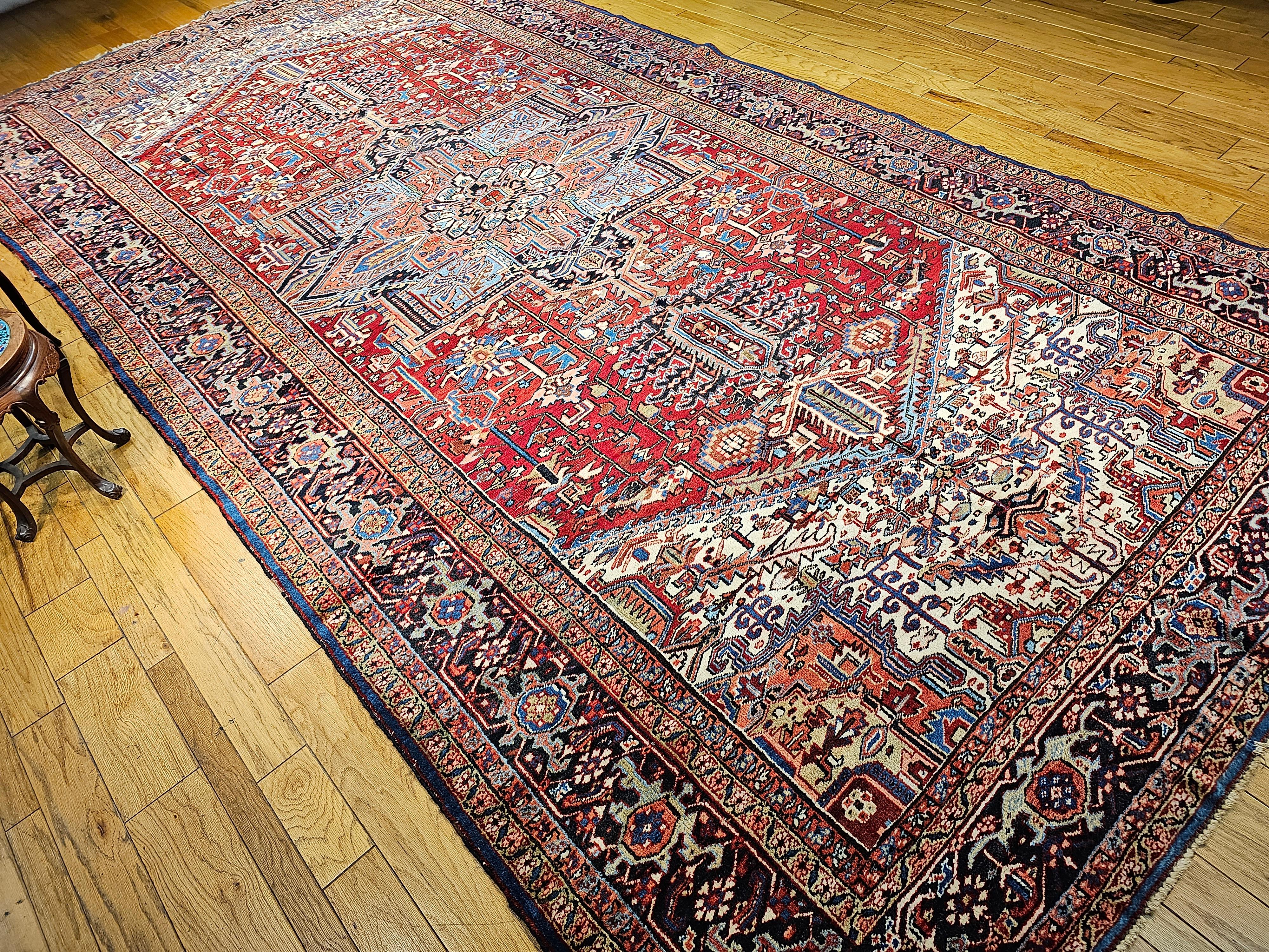Serapi persiano oversize d'epoca con motivo geometrico in rosso, avorio, blu in vendita 2