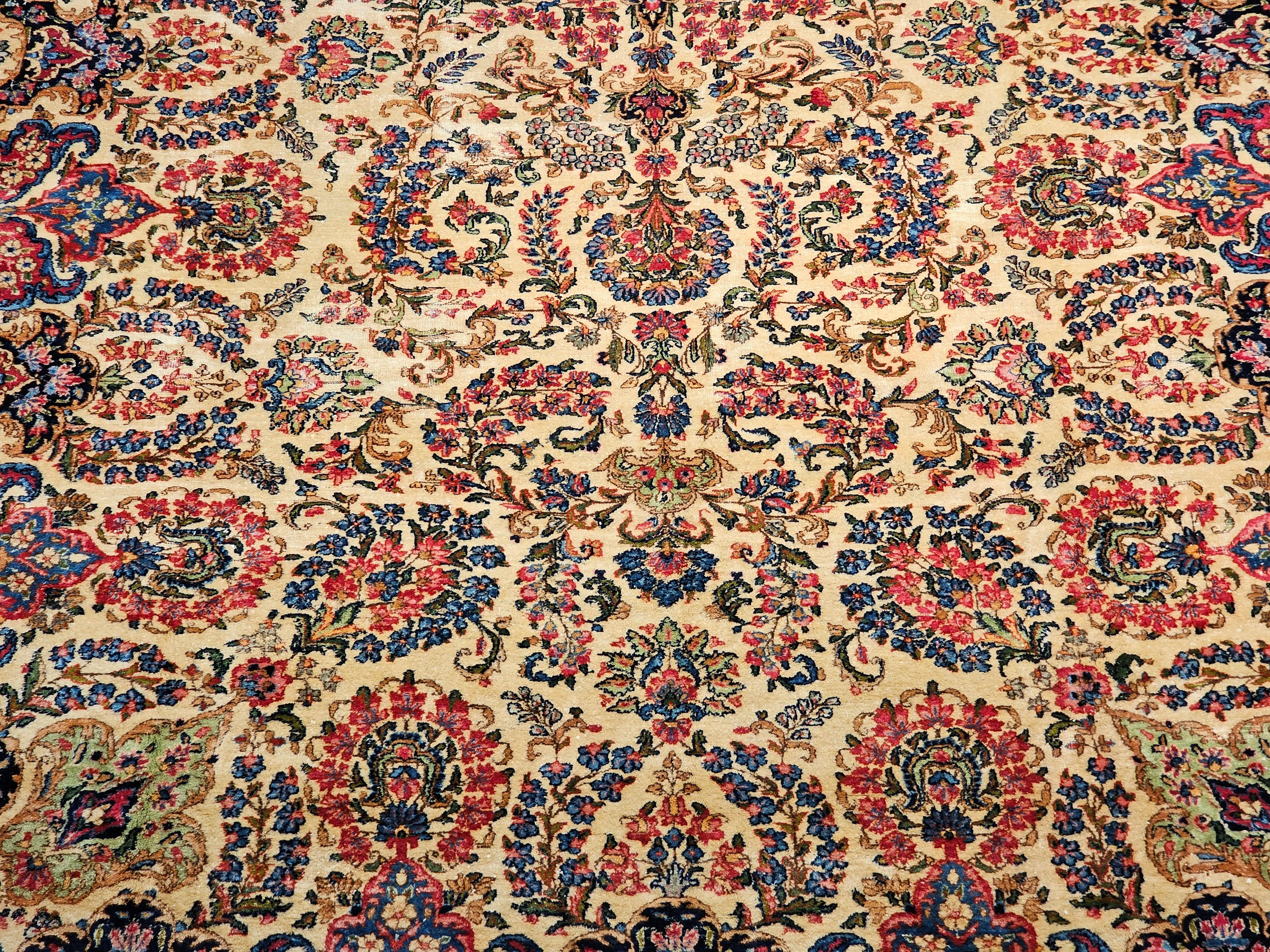 Übergroßer persischer Kerman-Teppich mit Allover-Muster in Elfenbein, Rot, Grün im Angebot 3