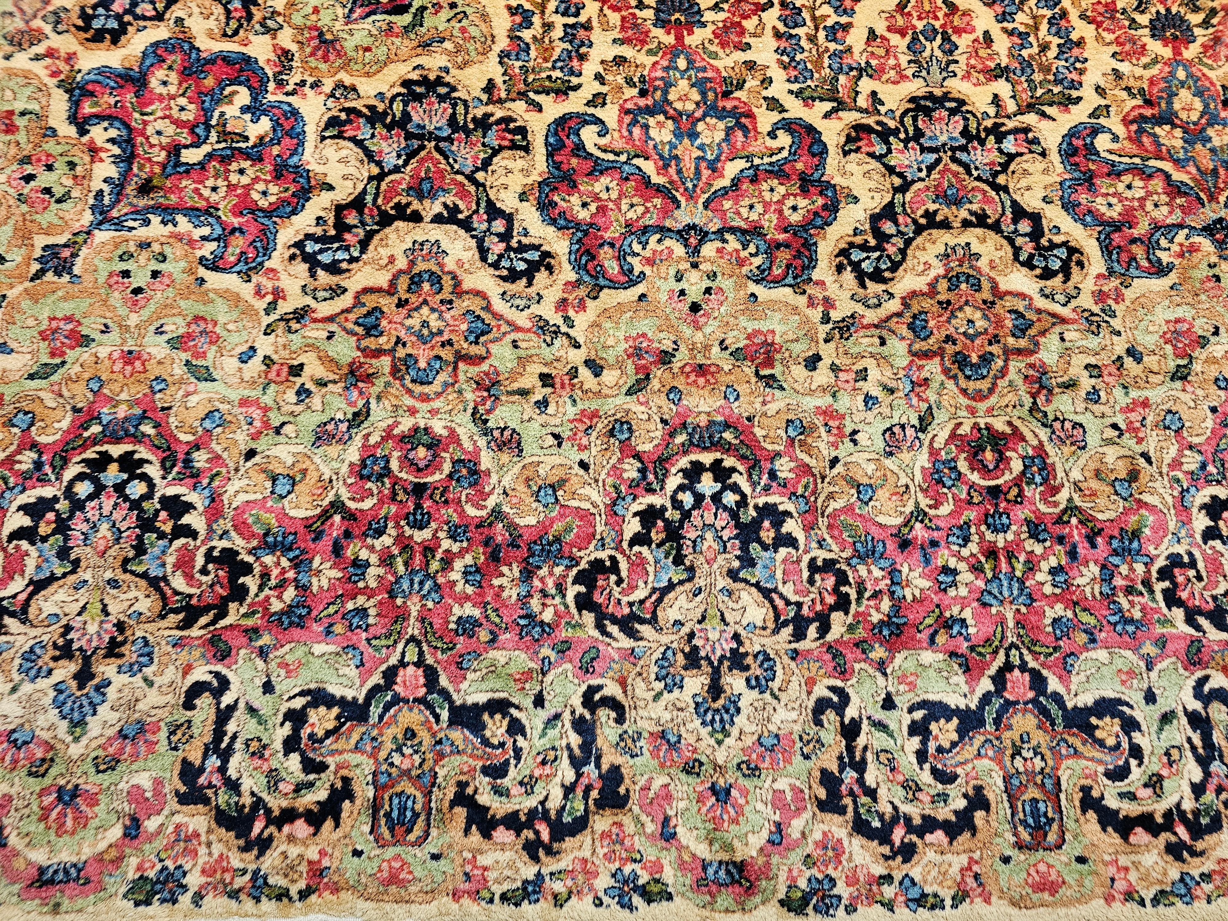Übergroßer persischer Kerman-Teppich mit Allover-Muster in Elfenbein, Rot, Grün im Angebot 4