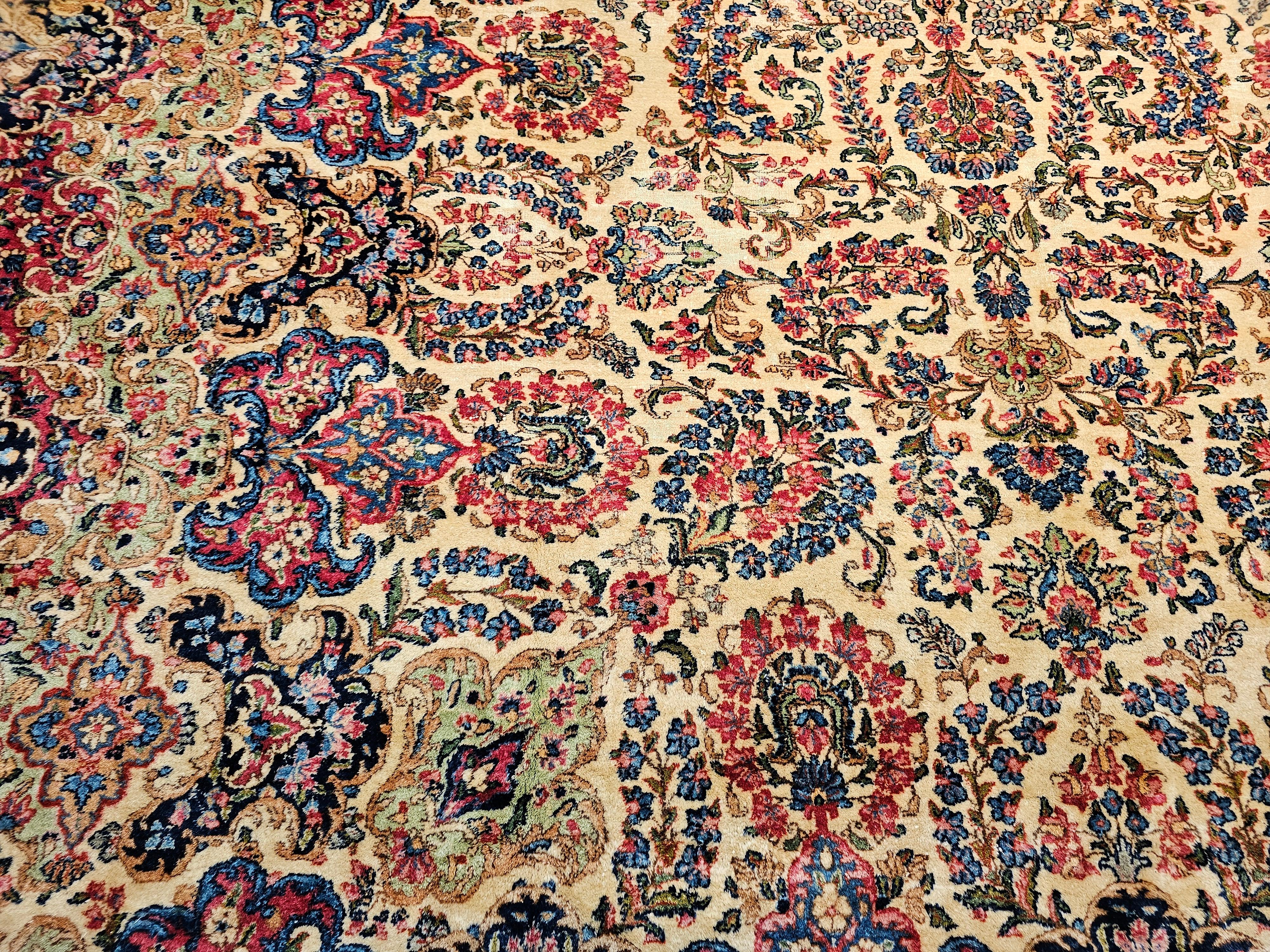 Übergroßer persischer Kerman-Teppich mit Allover-Muster in Elfenbein, Rot, Grün im Angebot 5