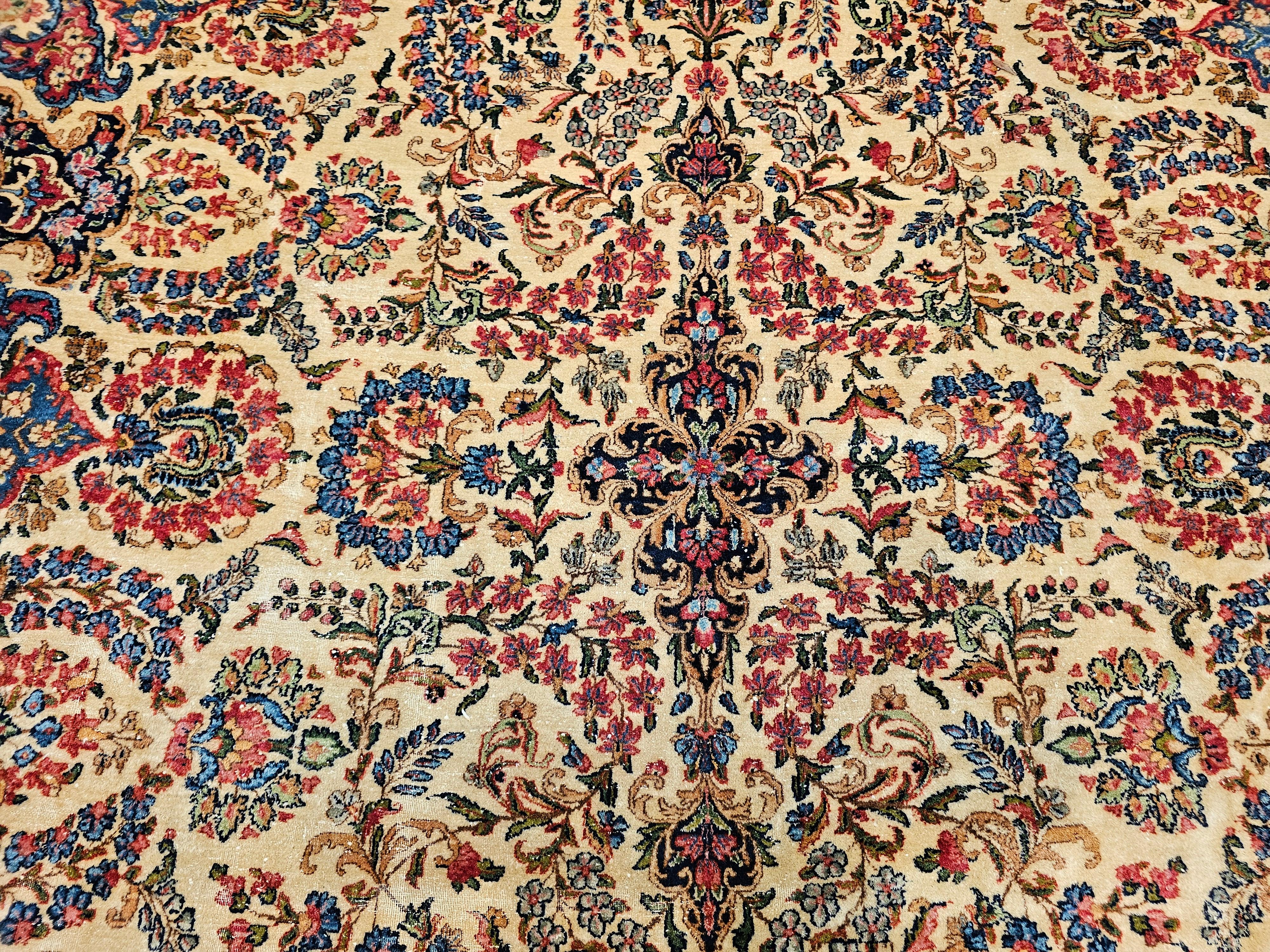 Übergroßer persischer Kerman-Teppich mit Allover-Muster in Elfenbein, Rot, Grün im Angebot 6