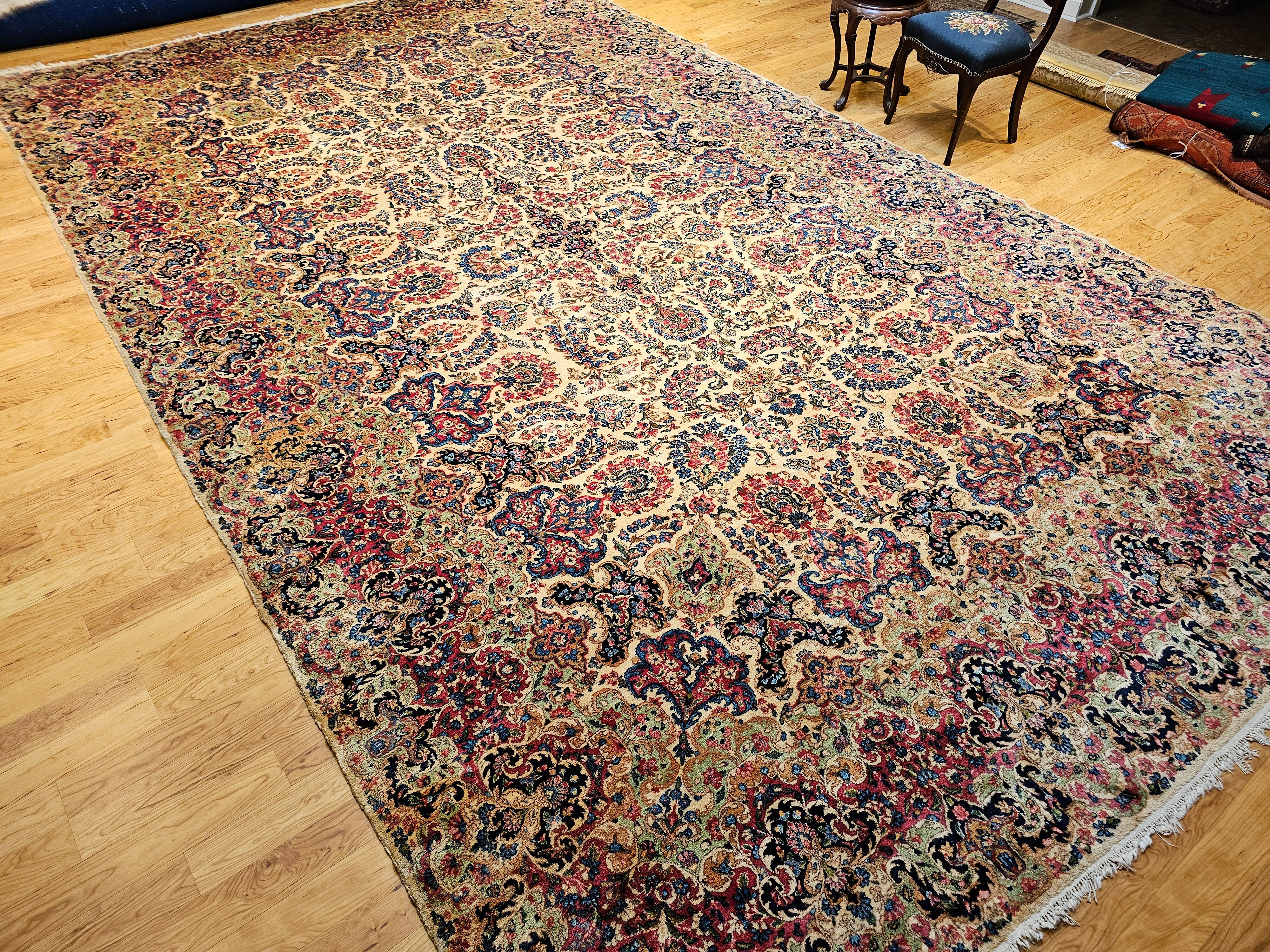 Übergroßer persischer Kerman-Teppich mit Allover-Muster in Elfenbein, Rot, Grün im Angebot 8