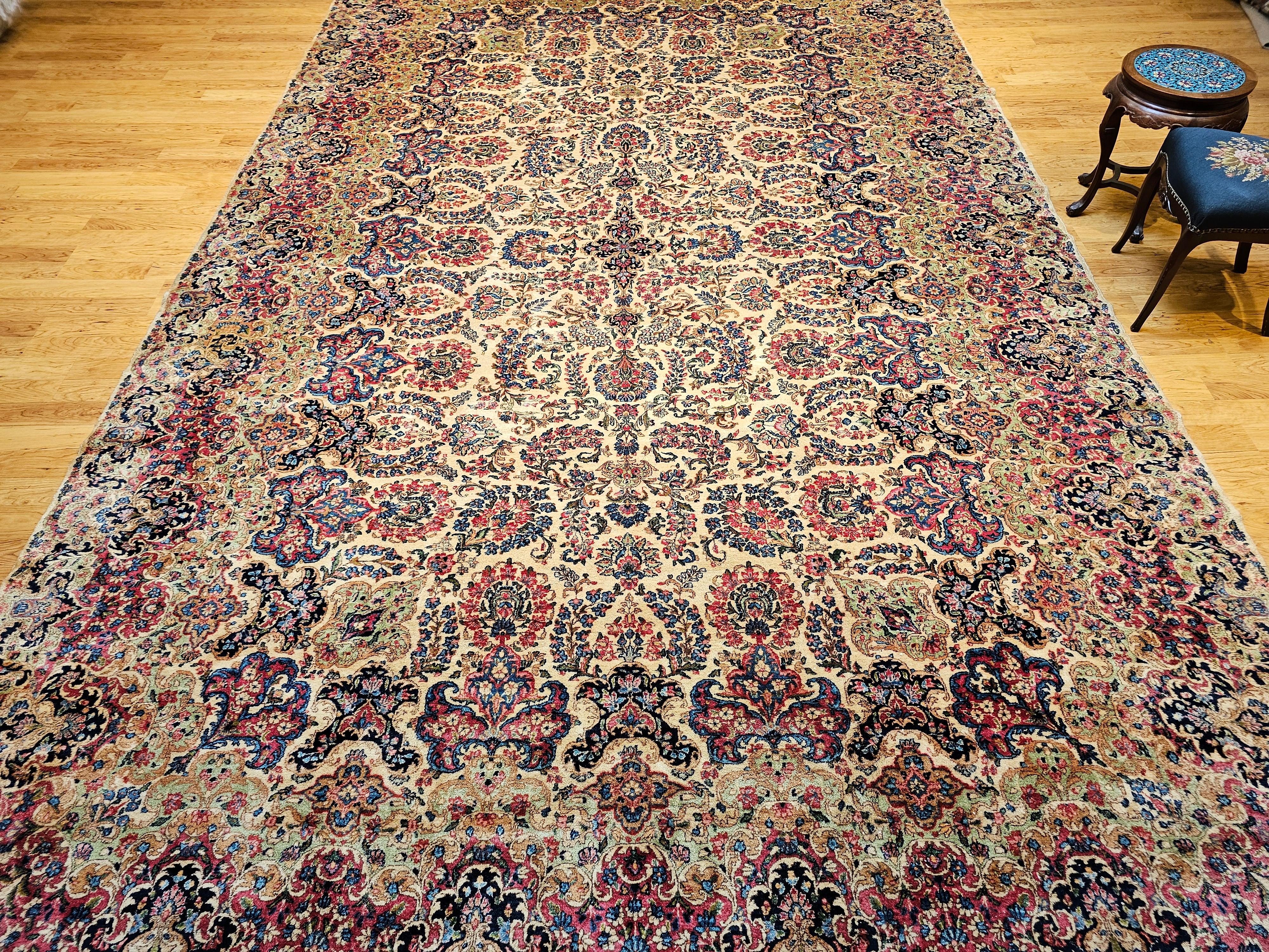 Übergroßer persischer Kerman-Teppich mit Allover-Muster in Elfenbein, Rot, Grün im Angebot 9