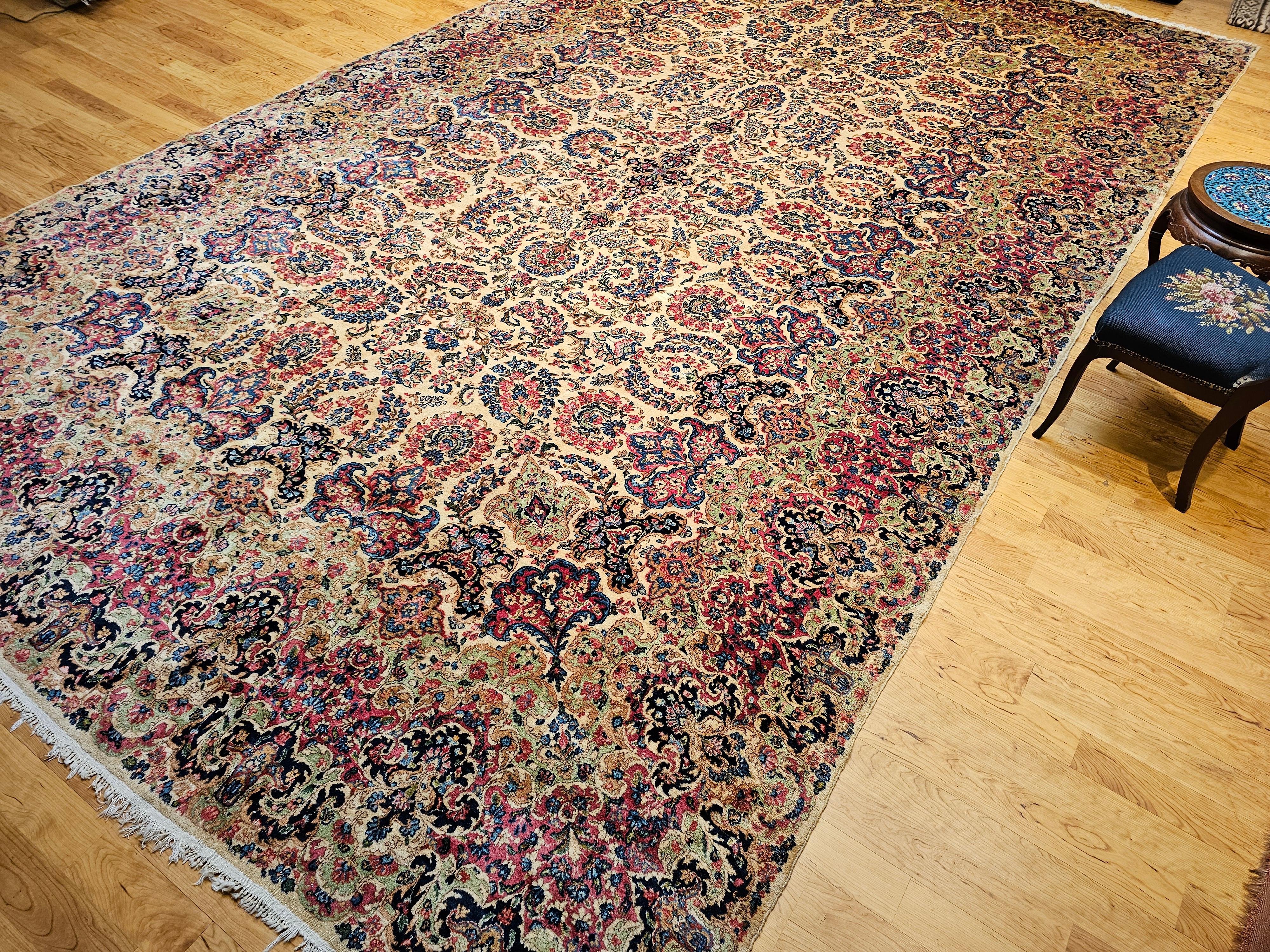 Übergroßer persischer Kerman-Teppich mit Allover-Muster in Elfenbein, Rot, Grün im Angebot 10