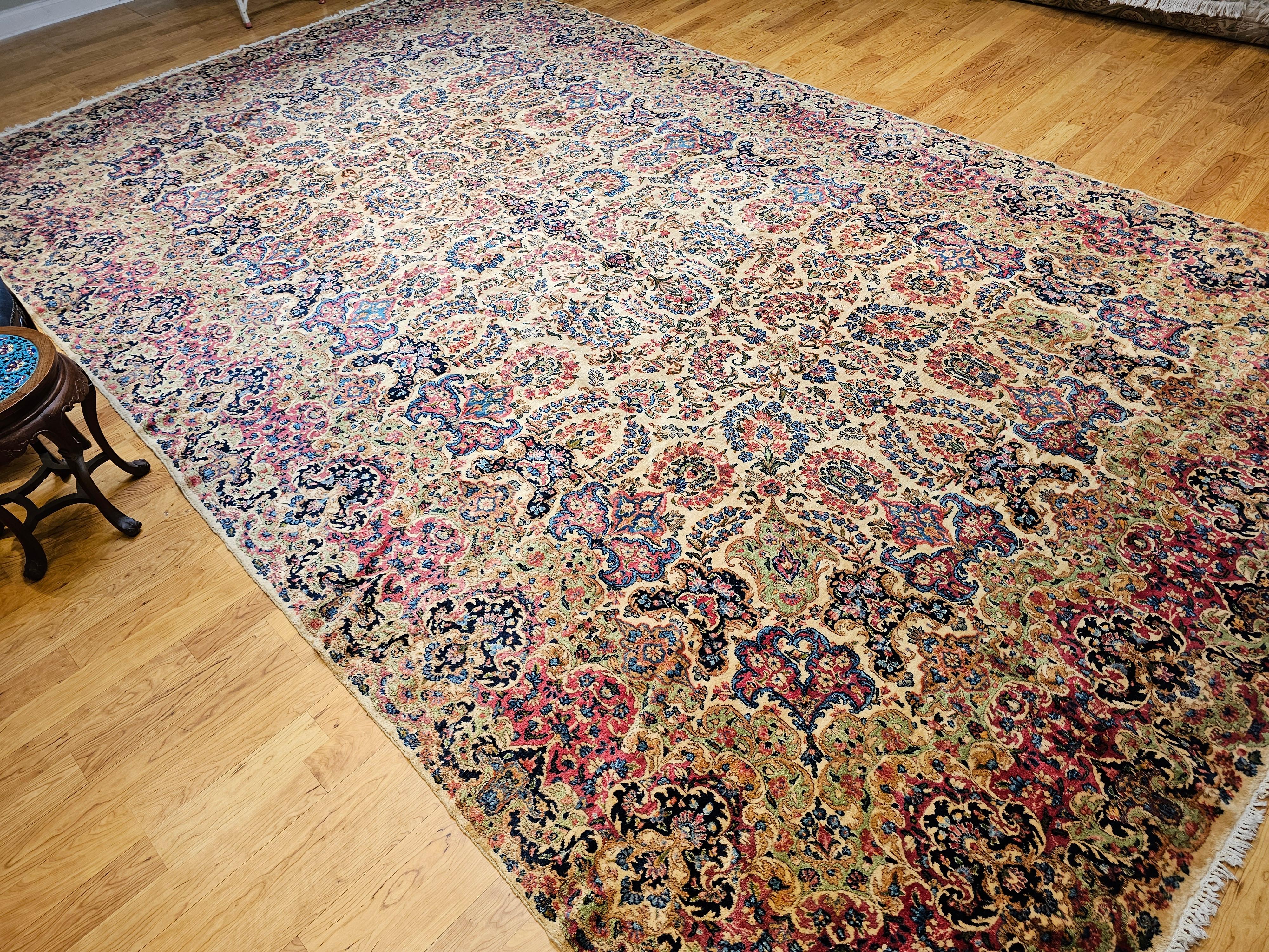 Übergroßer persischer Kerman-Teppich mit Allover-Muster in Elfenbein, Rot, Grün im Angebot 11