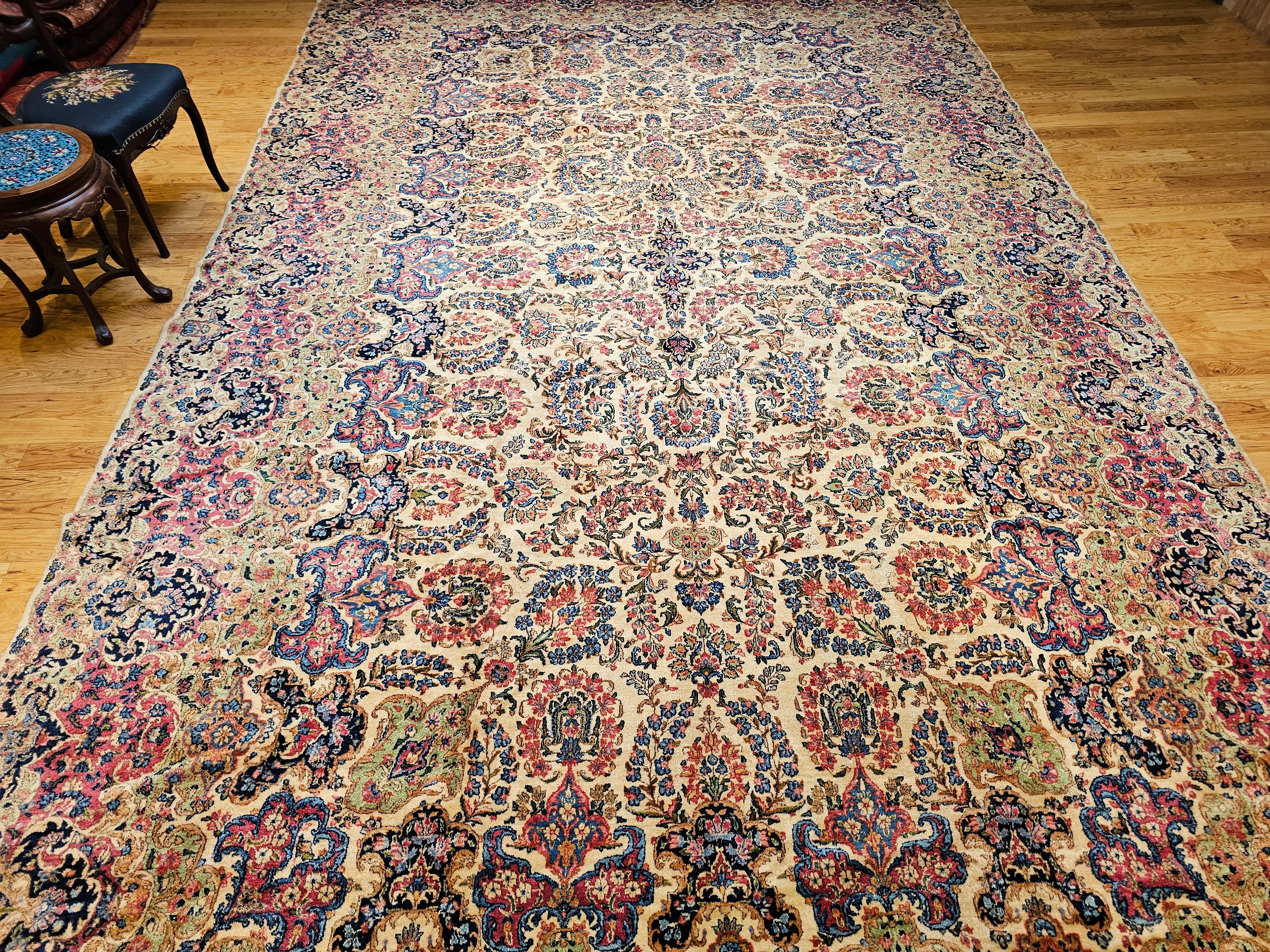Übergroßer persischer Kerman-Teppich mit Allover-Muster in Elfenbein, Rot, Grün im Angebot 12