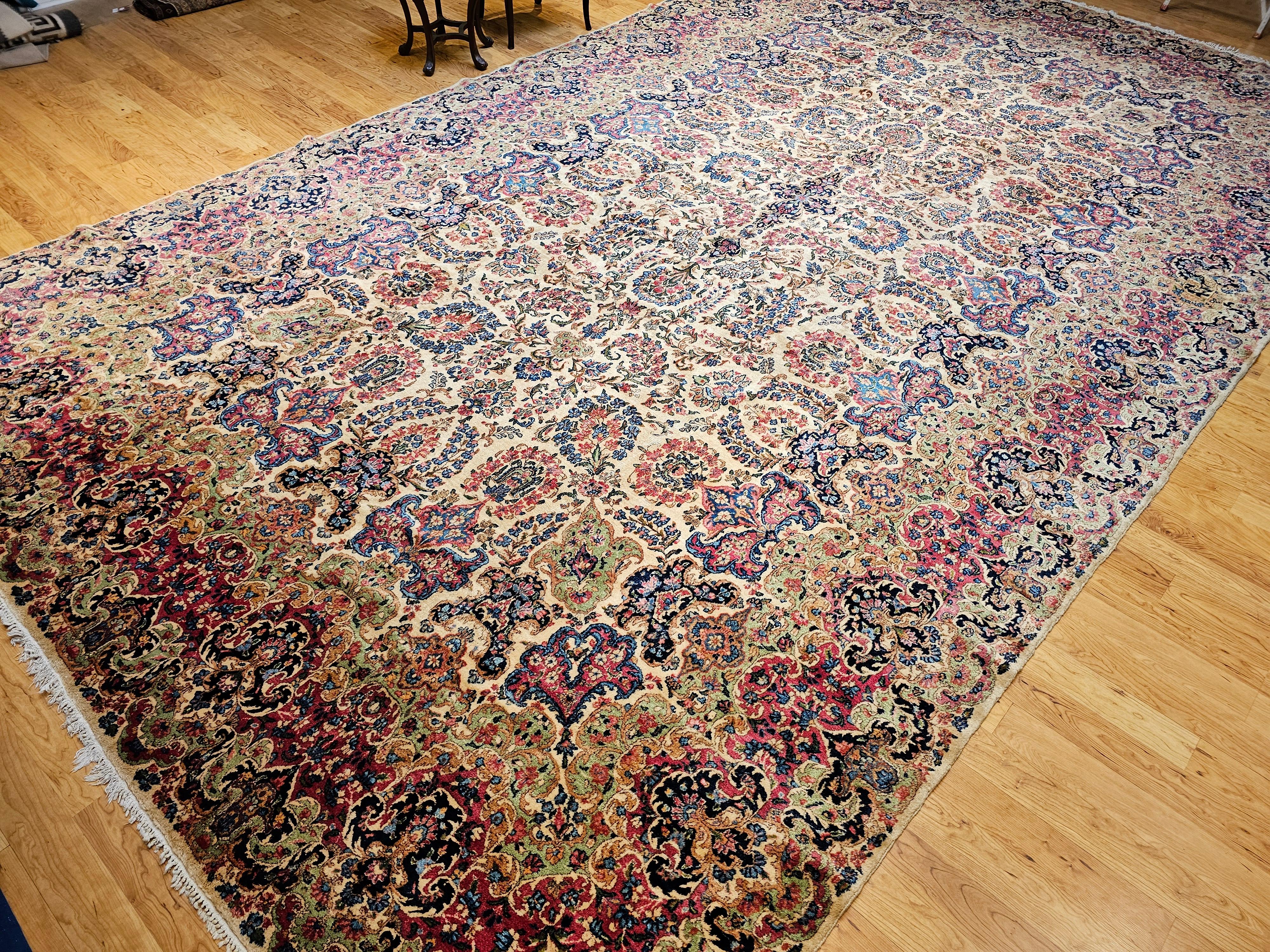 Übergroßer persischer Kerman-Teppich mit Allover-Muster in Elfenbein, Rot, Grün im Angebot 13