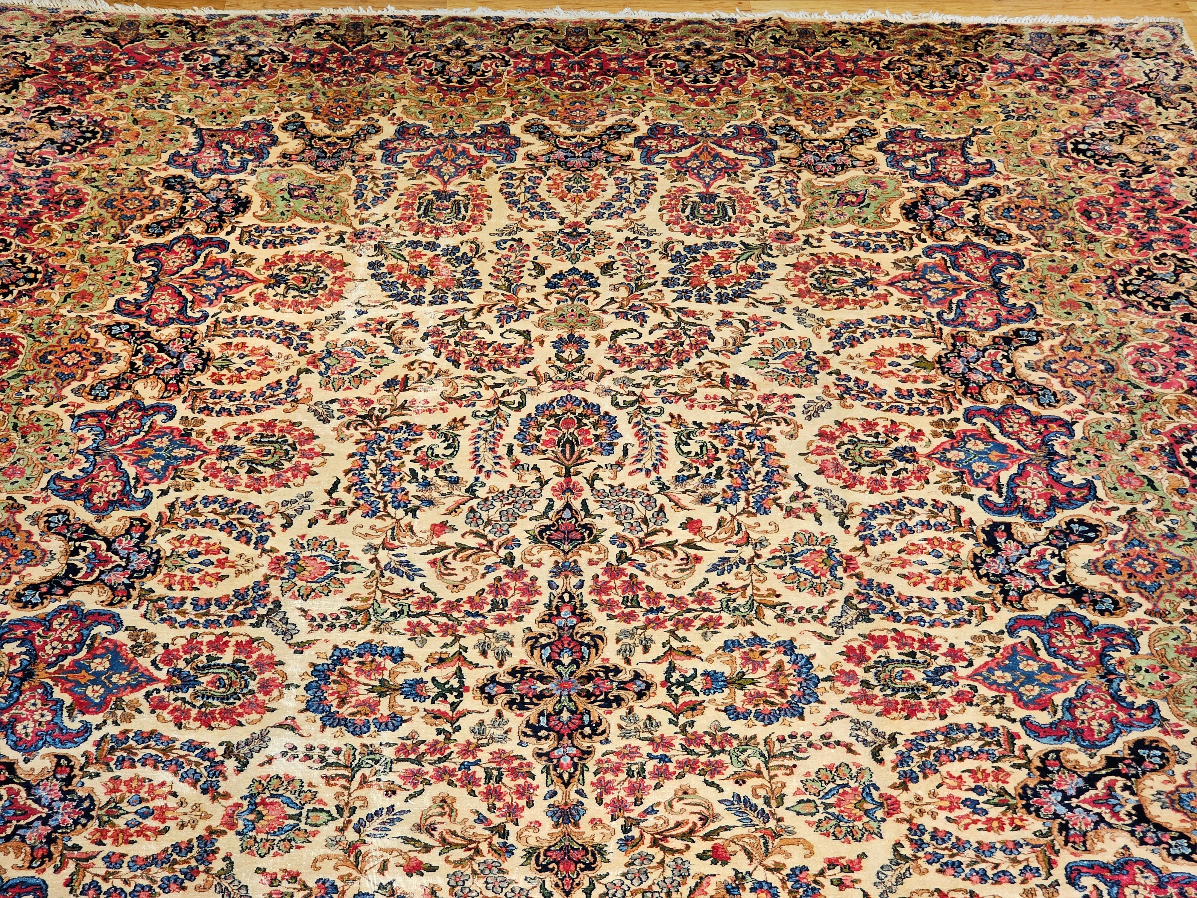 Übergroßer persischer Kerman-Teppich mit Allover-Muster in Elfenbein, Rot, Grün (Persisch) im Angebot