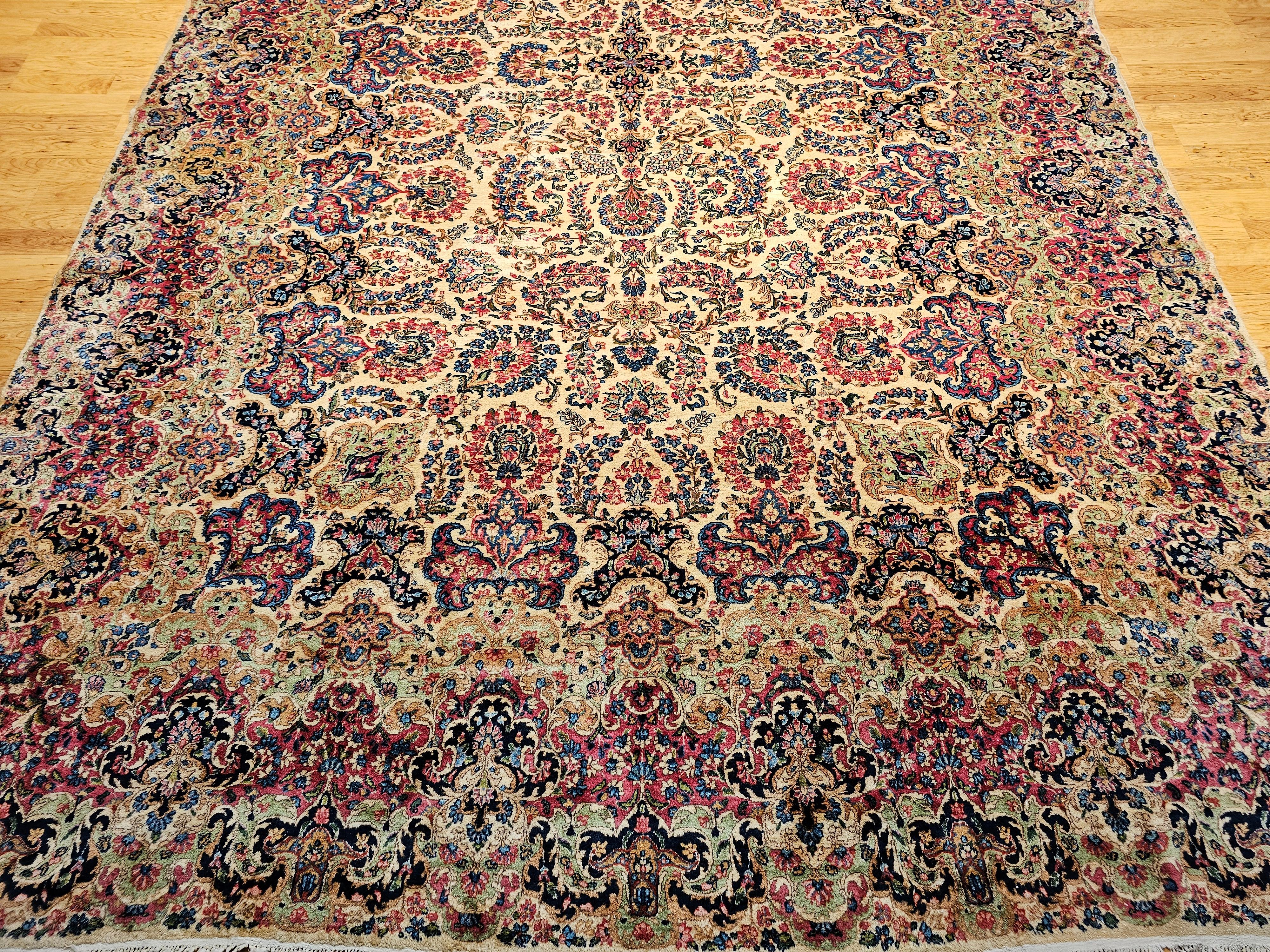 Übergroßer persischer Kerman-Teppich mit Allover-Muster in Elfenbein, Rot, Grün (Handgeknüpft) im Angebot