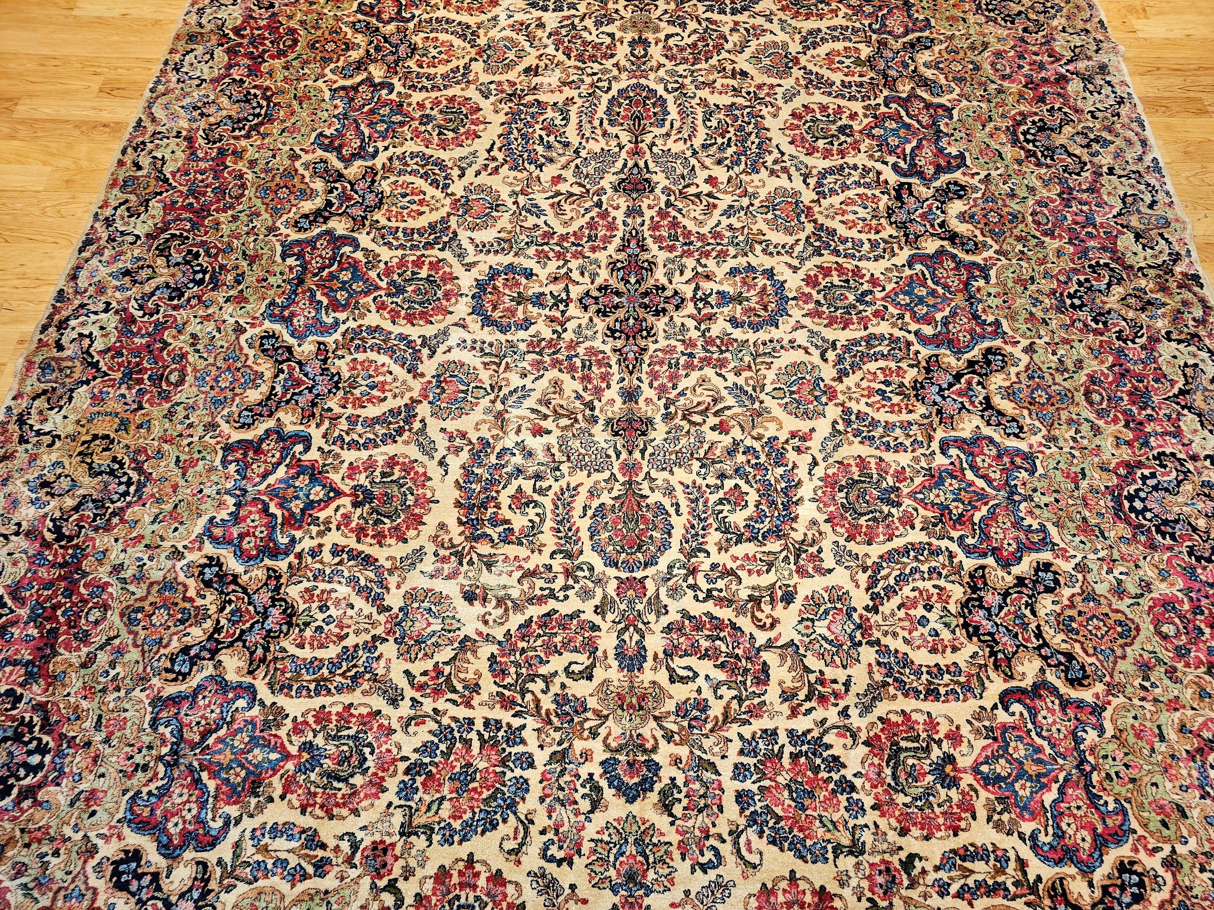 Übergroßer persischer Kerman-Teppich mit Allover-Muster in Elfenbein, Rot, Grün im Zustand „Gut“ im Angebot in Barrington, IL