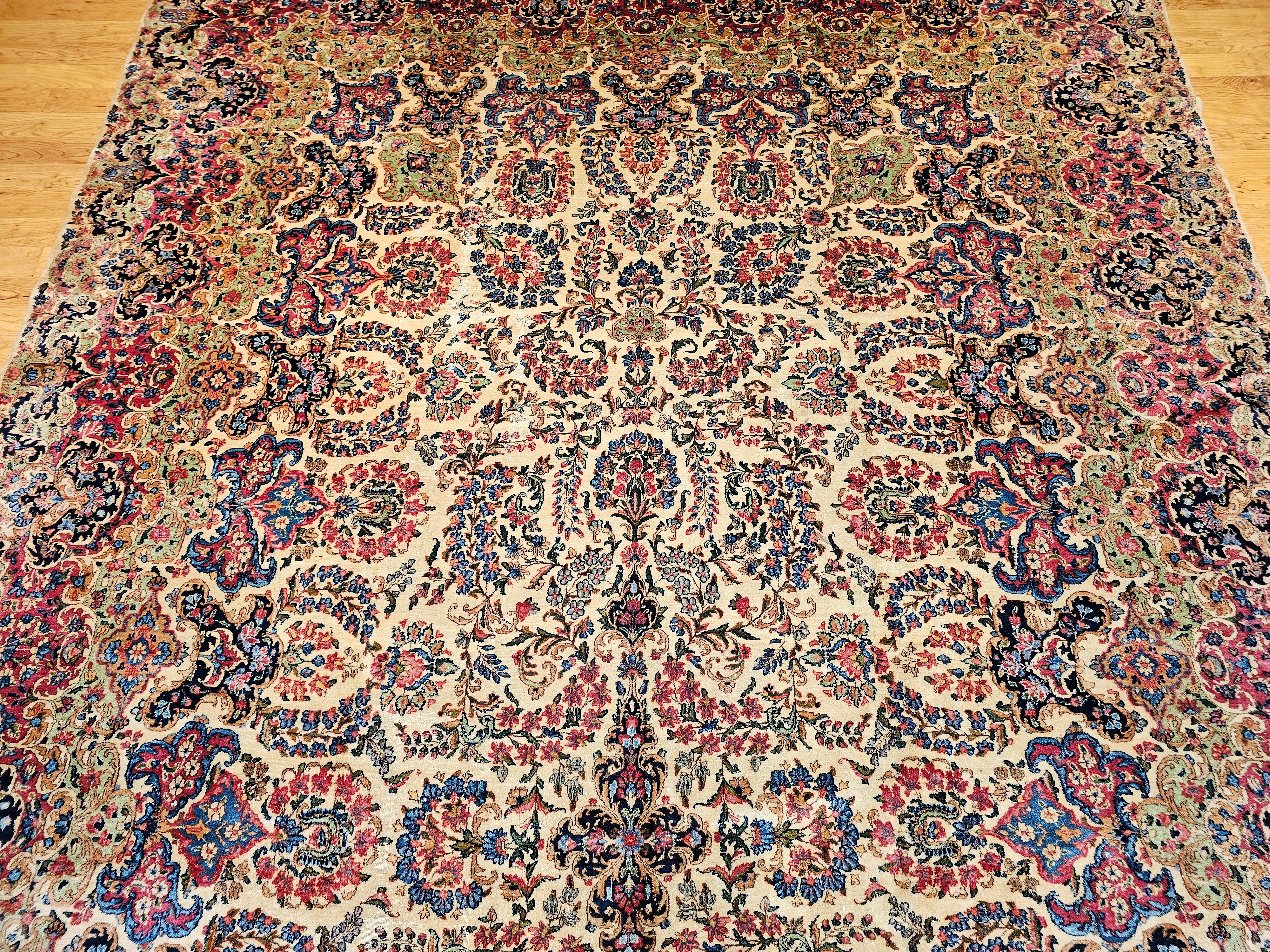 Übergroßer persischer Kerman-Teppich mit Allover-Muster in Elfenbein, Rot, Grün (20. Jahrhundert) im Angebot