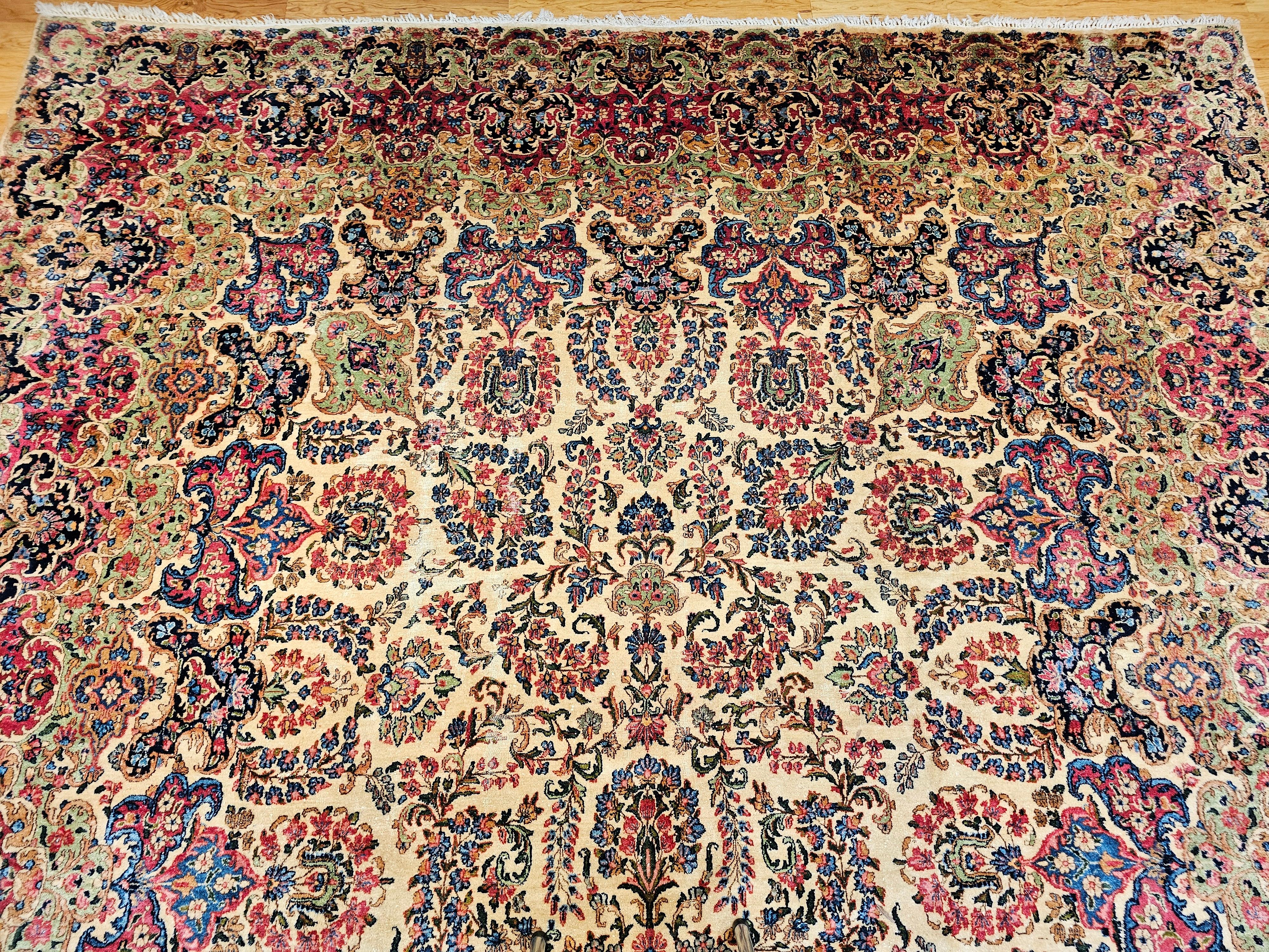 Übergroßer persischer Kerman-Teppich mit Allover-Muster in Elfenbein, Rot, Grün (Wolle) im Angebot