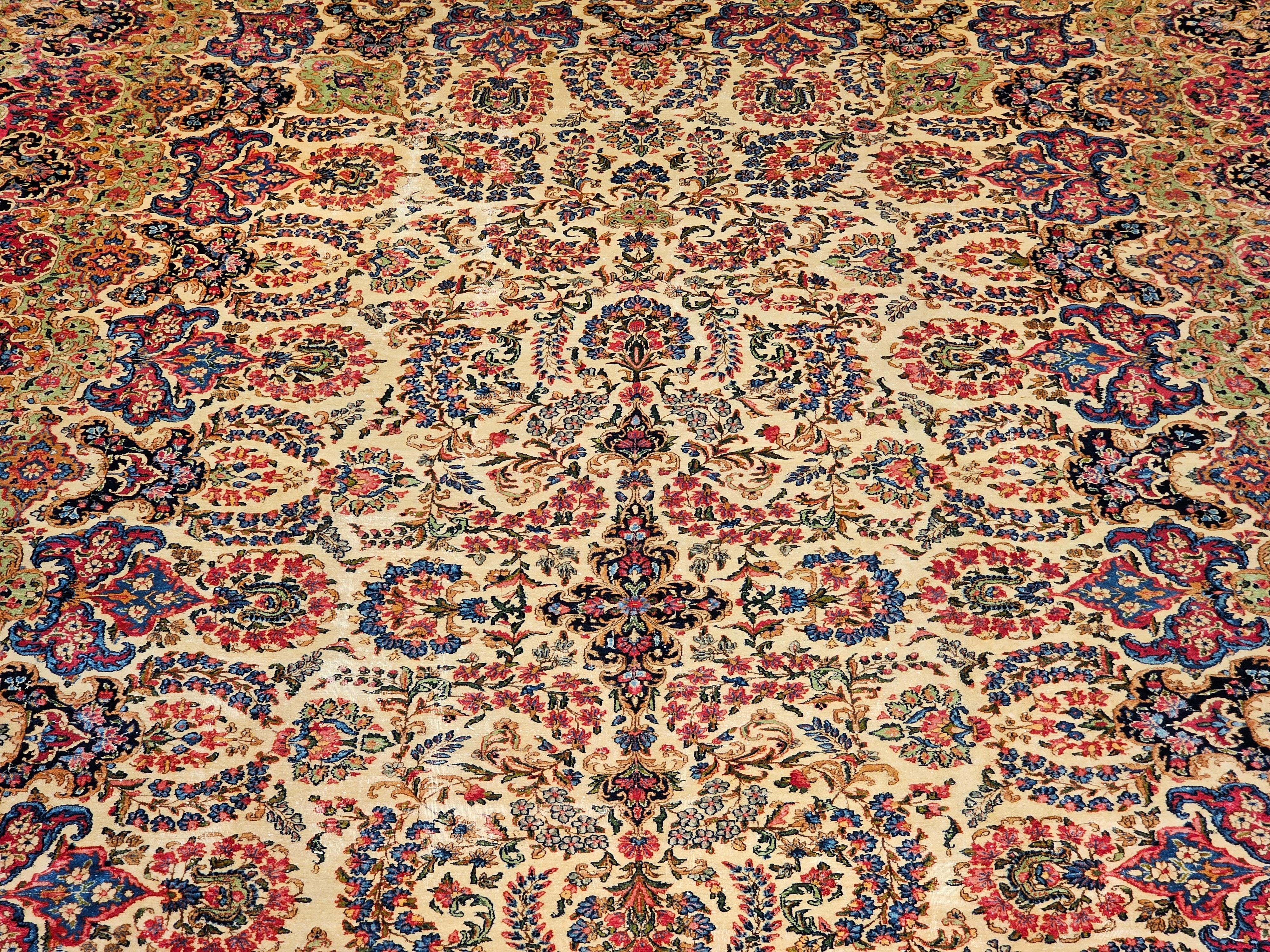 Übergroßer persischer Kerman-Teppich mit Allover-Muster in Elfenbein, Rot, Grün im Angebot 1