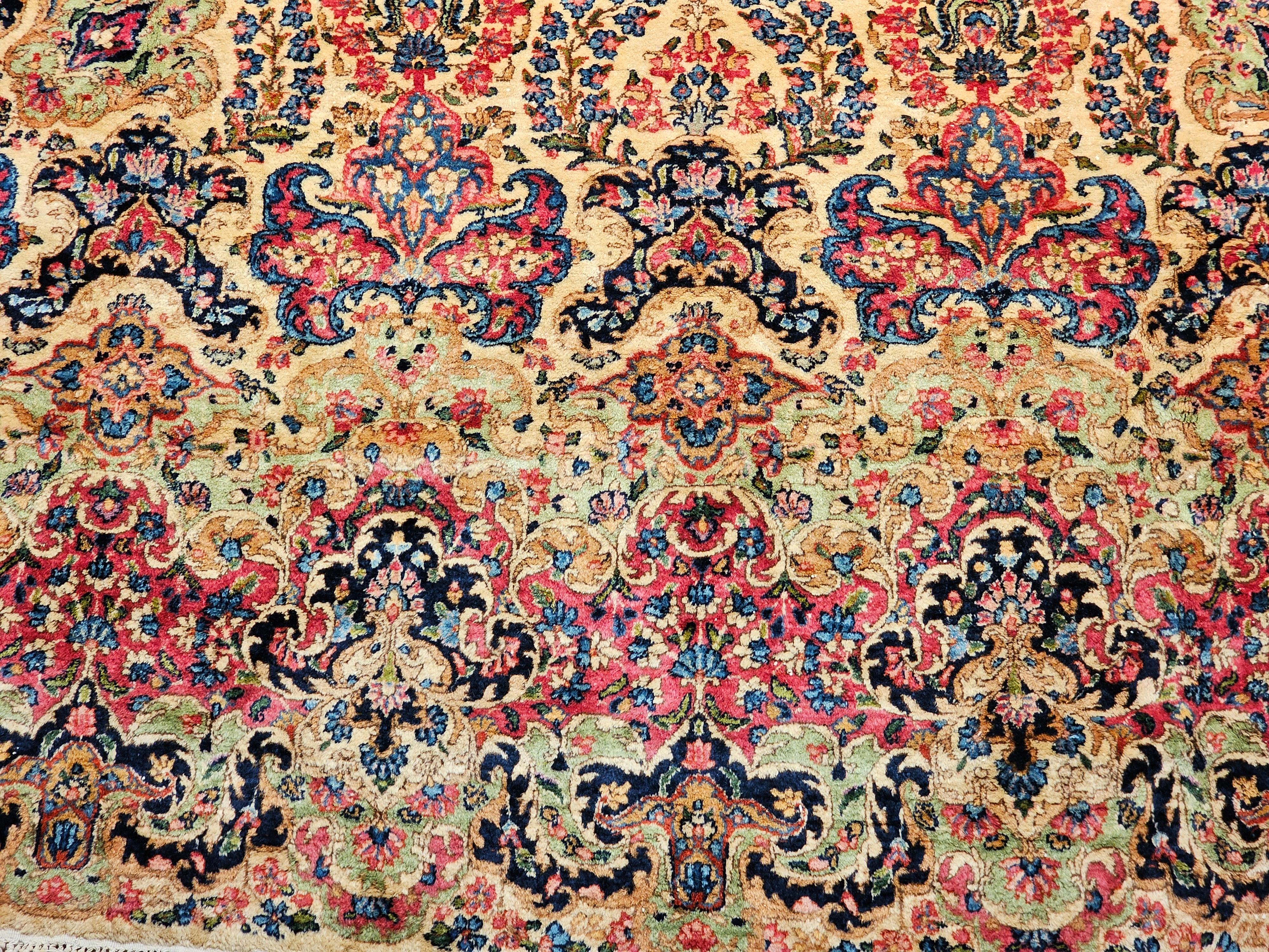 Übergroßer persischer Kerman-Teppich mit Allover-Muster in Elfenbein, Rot, Grün im Angebot 2