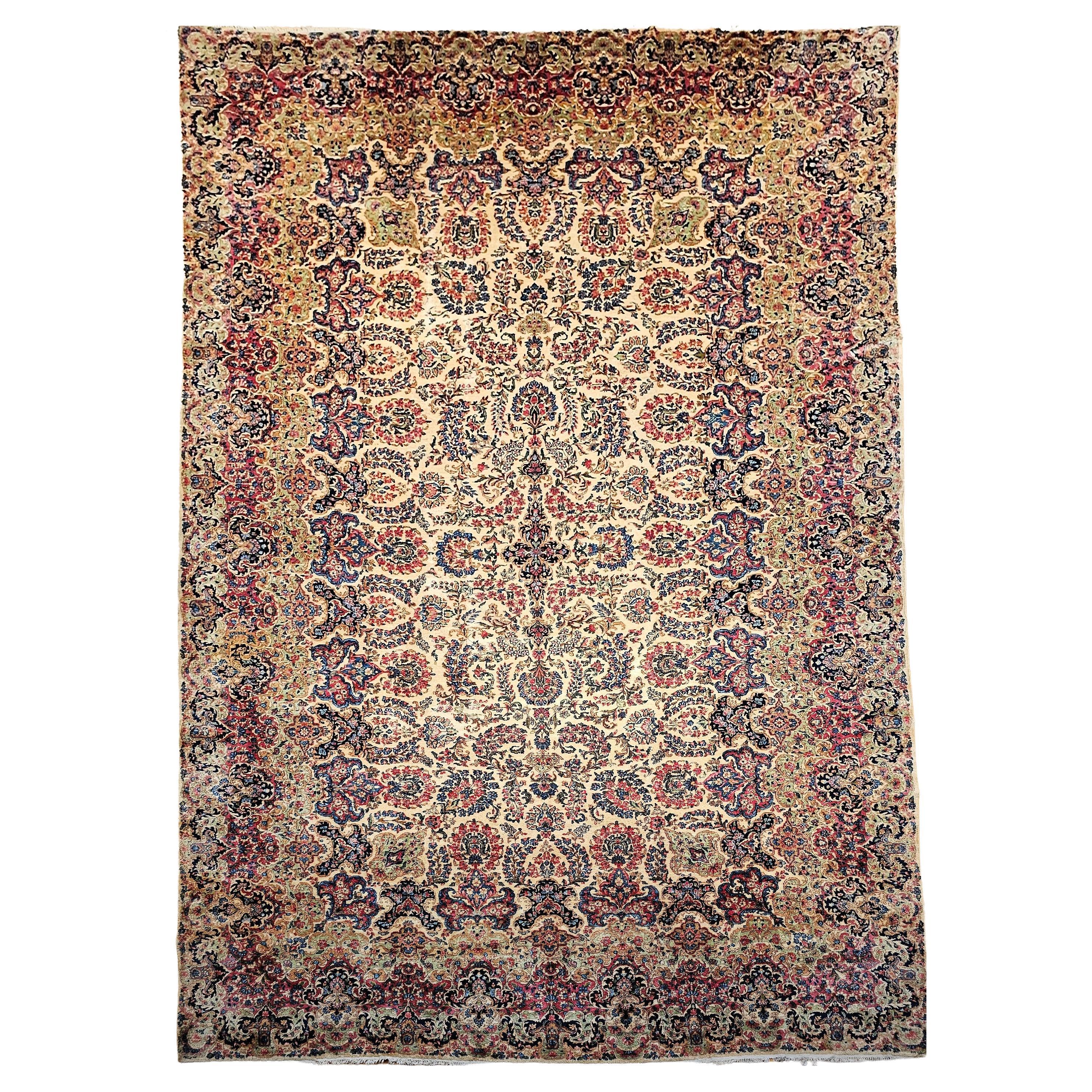 Tapis persan Kerman surdimensionné avec motif allover en ivoire, rouge, vert