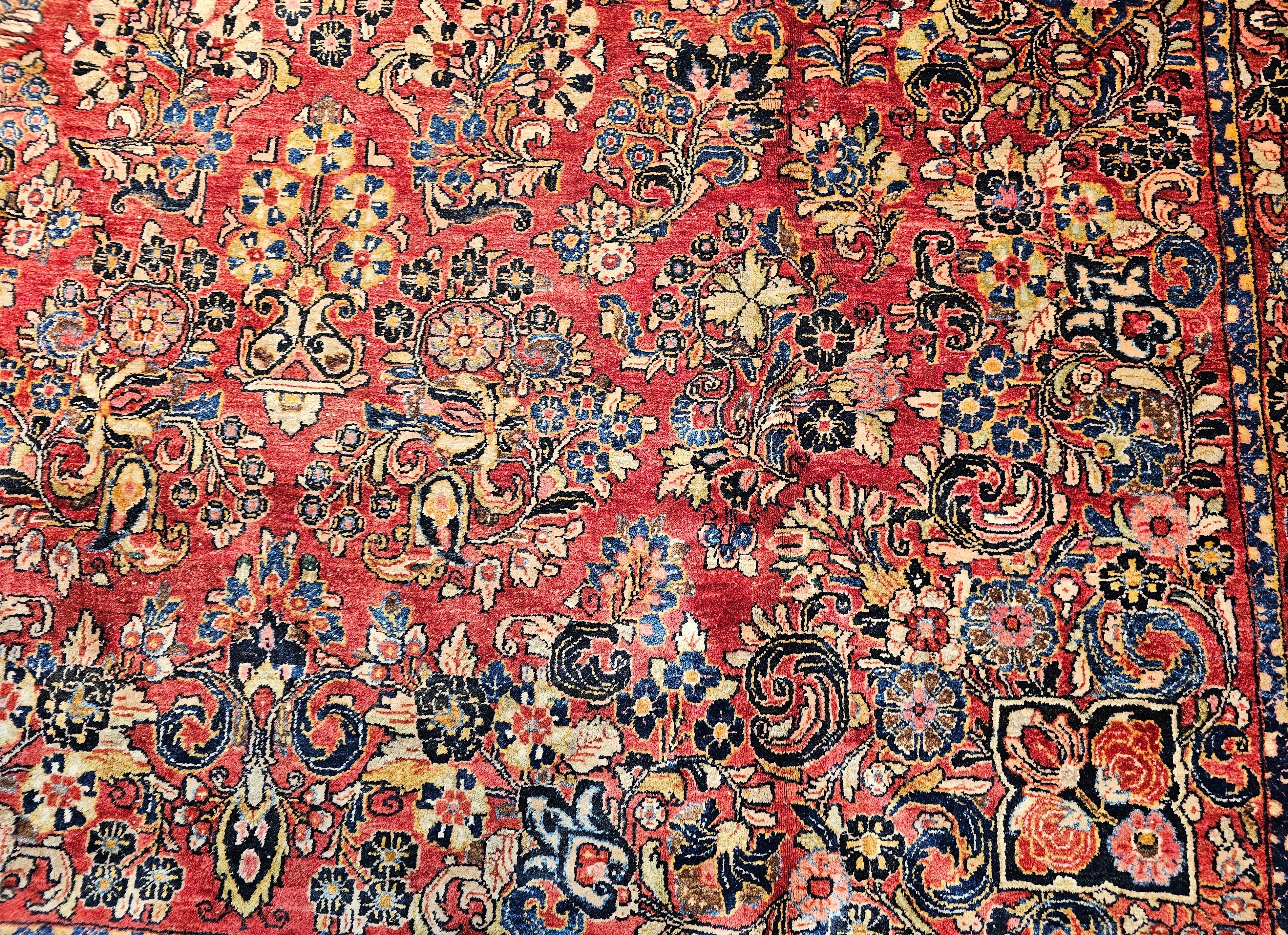 Sarouk persan surdimensionné à motif allover rouge foncé, marine, bleu en vente 1