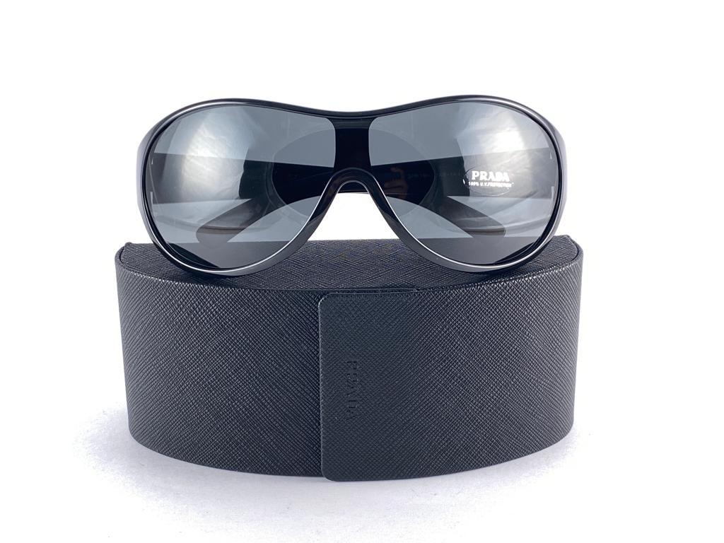 Vintage 2000'S Y2K Black Oversized Prada sunglasses.

 Please consider that this item is nearly 40 years old so it could show minor sign of wear due to storage.  

Made in France.


FRONT : 19 CMS

LENS HEIGHT : 5 CMS

TEMPLES : 12 CMS


