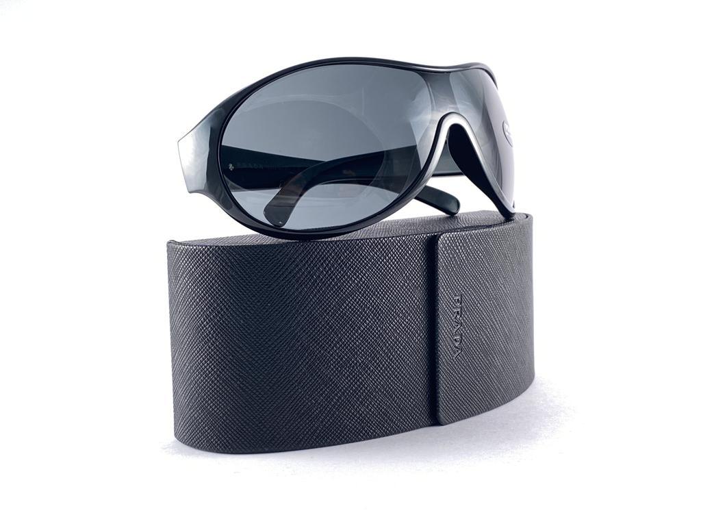 Vintage Oversized PRADA Black SPR 19H Sunglasses 2000'S  In Excellent Condition For Sale In Baleares, Baleares