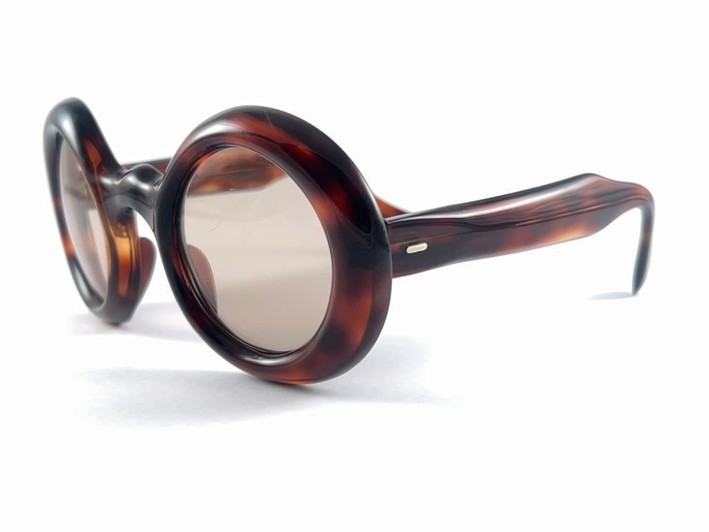 Robuster, stabiler und selten dunkler Schildpatt-Rahmen mit einem schönen Paar mittelbrauner Gläser. 
Dieses Paar kann aufgrund von fast 50 Jahren Lagerung Gebrauchsspuren aufweisen  Bitte studieren Sie die Bilder, bevor Sie kaufen.

Ein begehrter