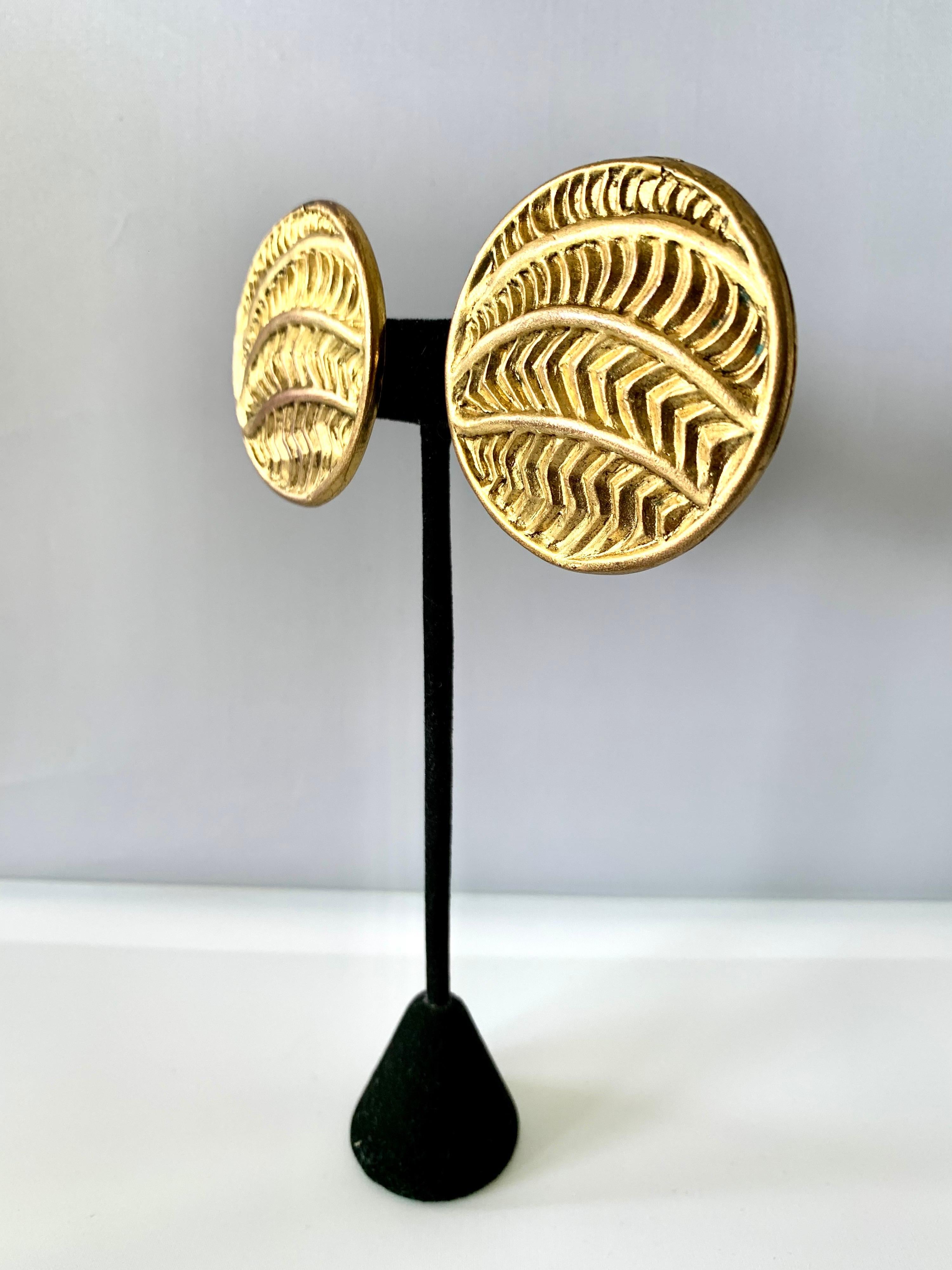 Artisan Boucles d'oreilles vintage surdimensionnées à texture ronde par Isabel Canovas en vente
