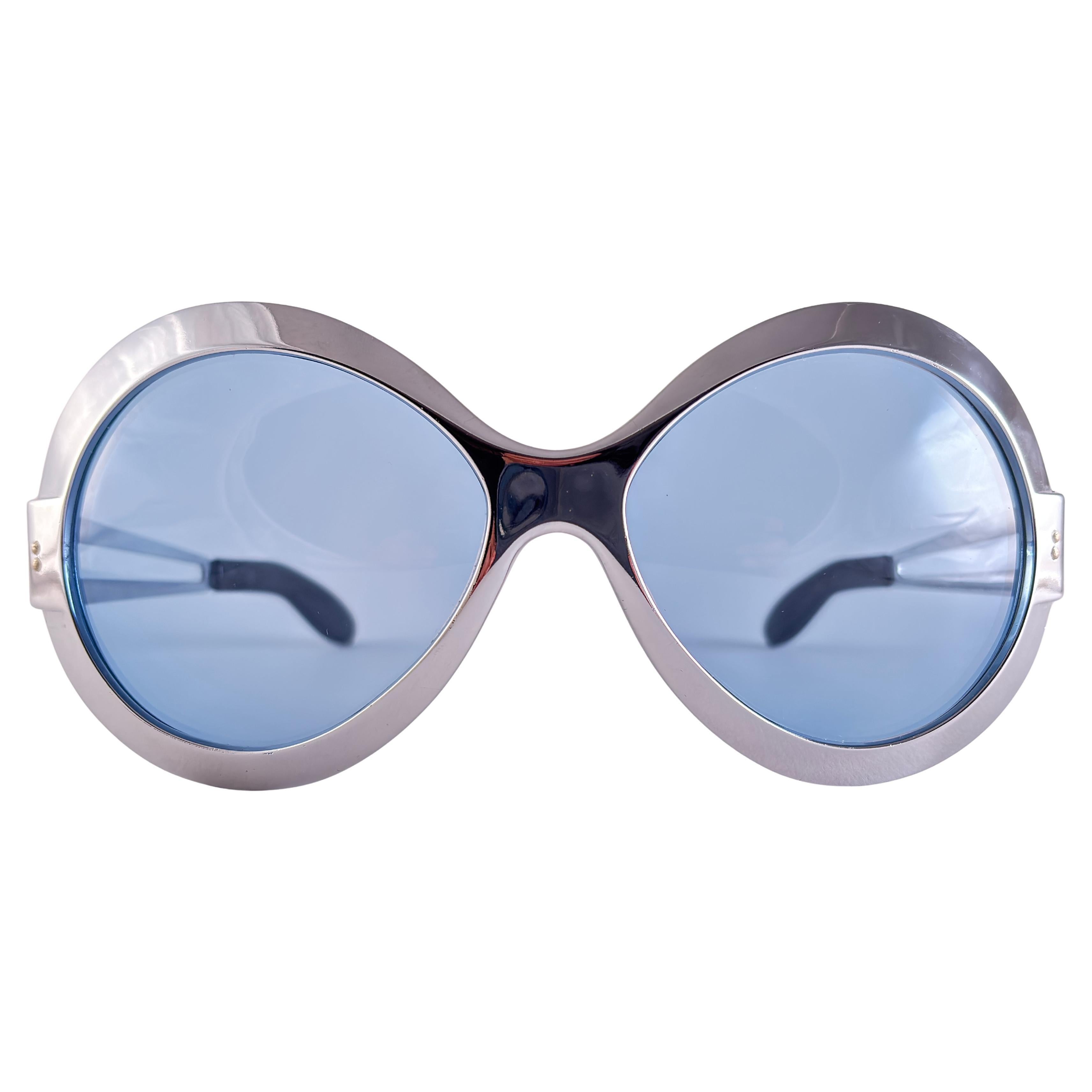 Occhiali da sole vintage oversize in argento metallizzato degli anni '70 Made In France