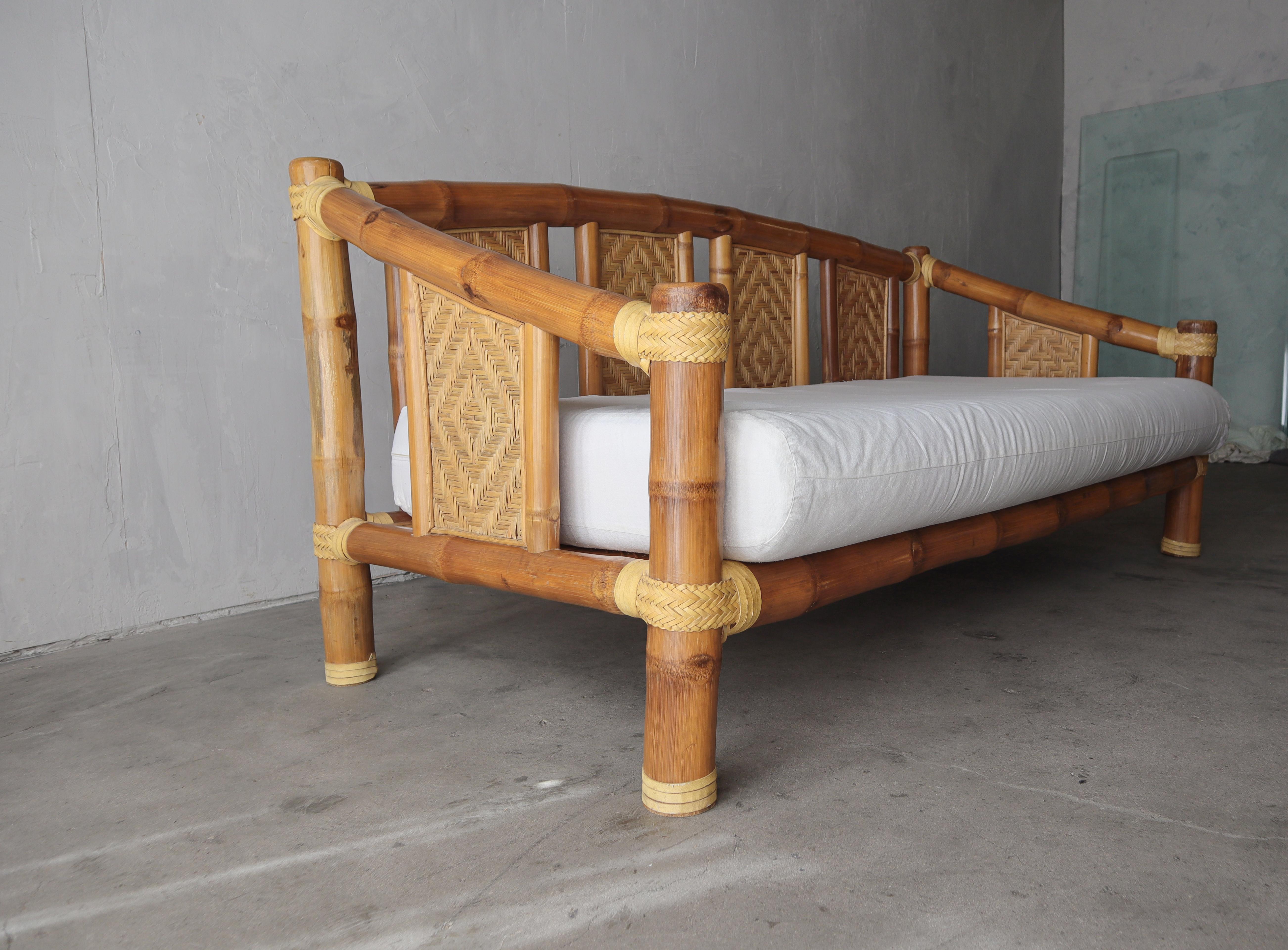 20ième siècle Méridienne vintage surdimensionnée en bambou empilée en vente