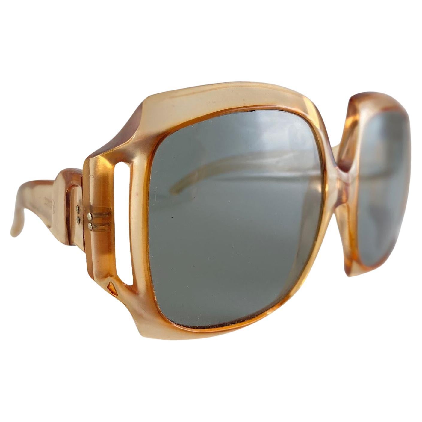 Gafas de sol vintage de gran tamaño en ámbar translúcido años 70 Made In France


Este artículo puede mostrar signos de desgaste en las lentes y la montura debido al almacenamiento.



Frente : 15 cm

Altura de la lente : 5,5 Cms

Anchura de la