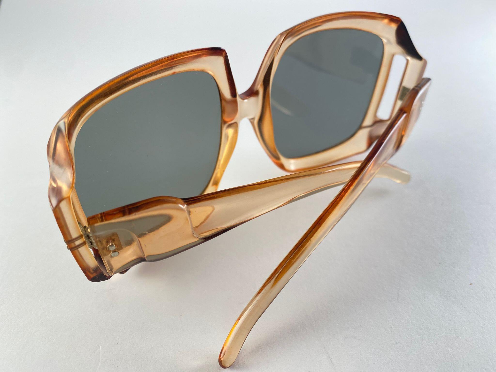 Femenino o masculino Gafas de sol vintage de gran tamaño en ámbar translúcido años 70 Made in France en venta