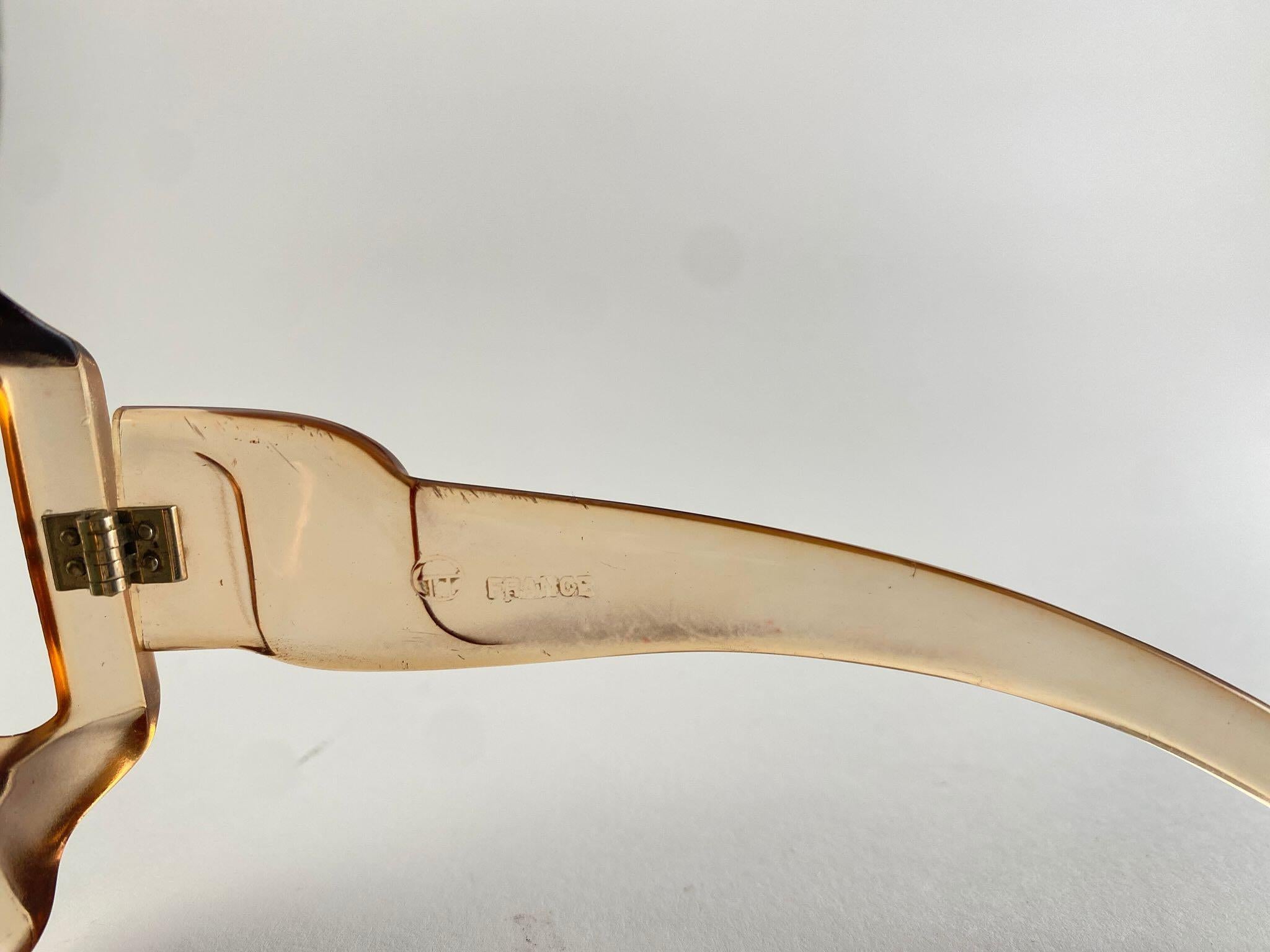 Gafas de sol vintage de gran tamaño en ámbar translúcido años 70 Made in France en venta 1