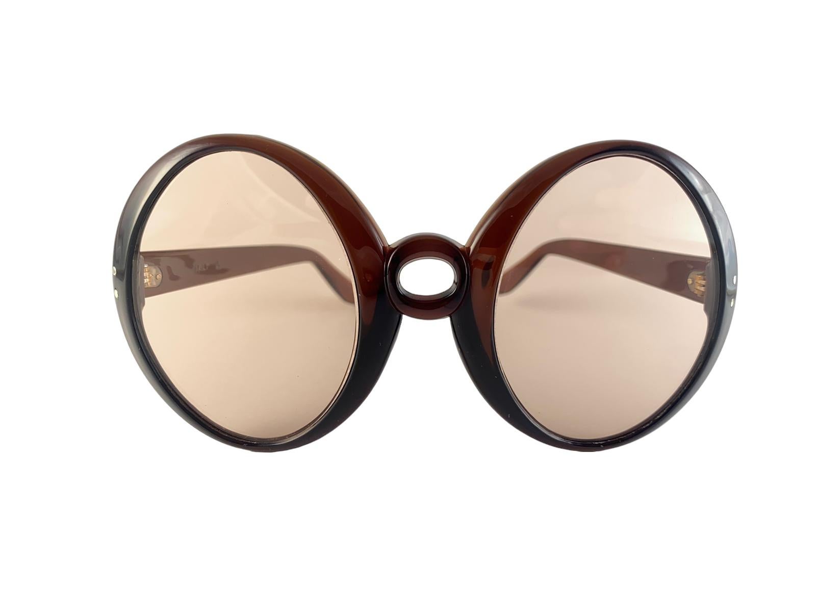 Vintage Oversized Translucent Brown Sunglasses 1970's Made in France In Excellent Condition For Sale In Baleares, Baleares