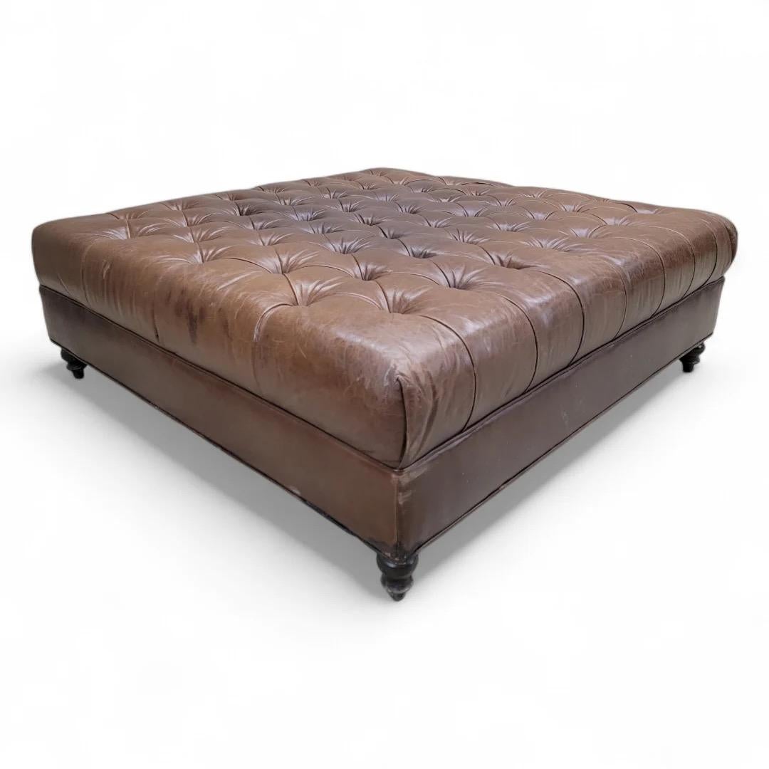 Moderne Table ottomane/table basse surdimensionnée en cuir vieilli touffeté sur pieds tournés en vente