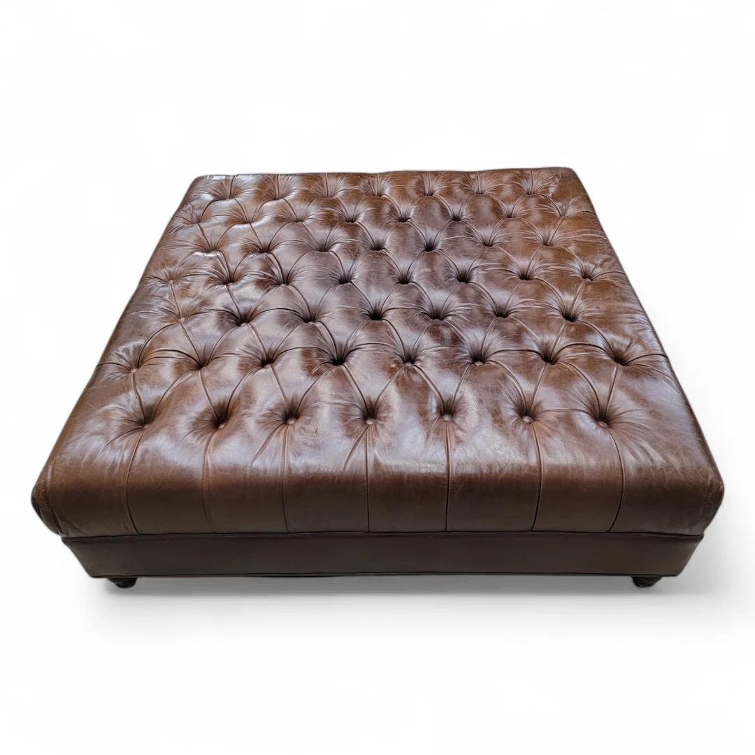 Inconnu Table ottomane/table basse surdimensionnée en cuir vieilli touffeté sur pieds tournés en vente