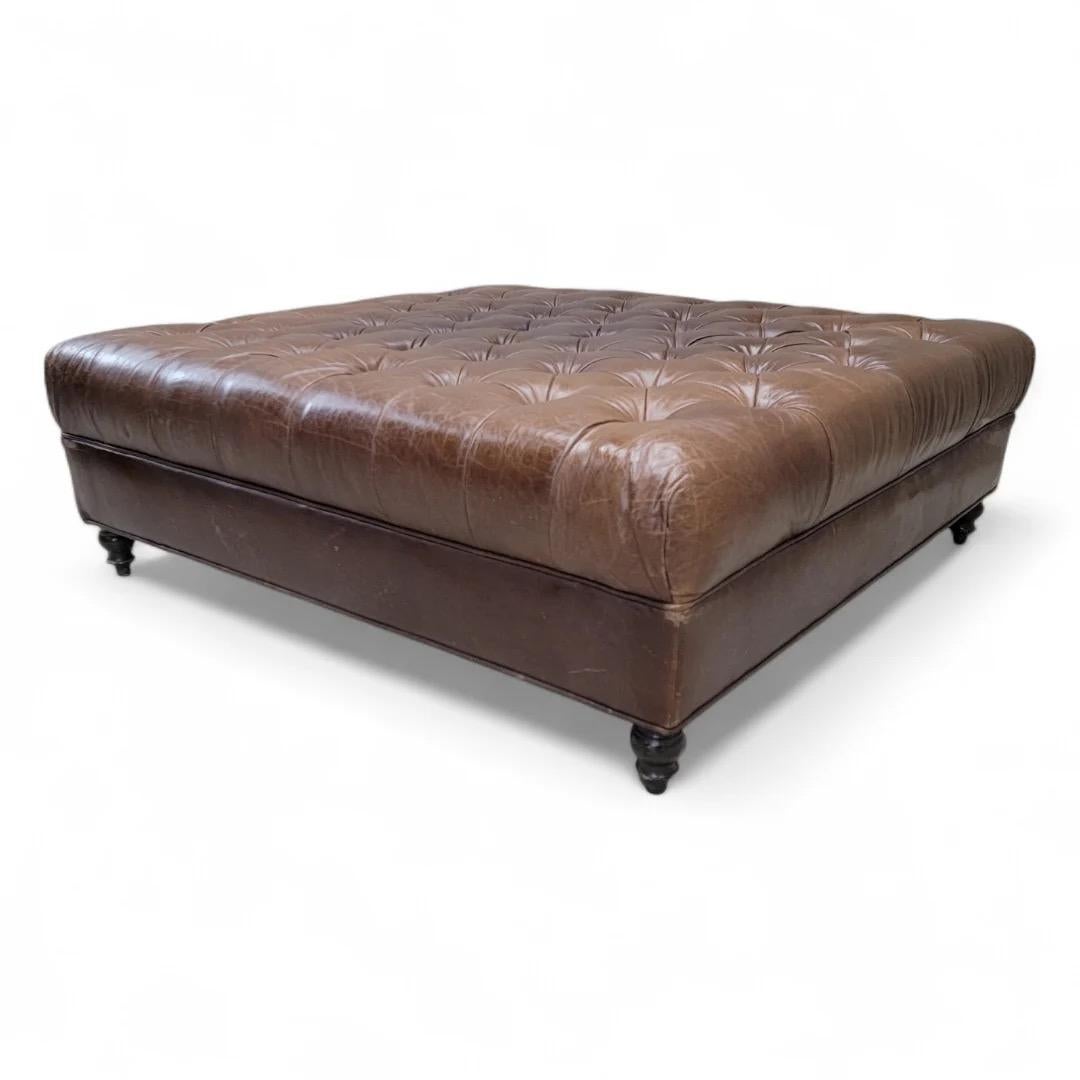 Table ottomane/table basse surdimensionnée en cuir vieilli touffeté sur pieds tournés Bon état - En vente à Chicago, IL