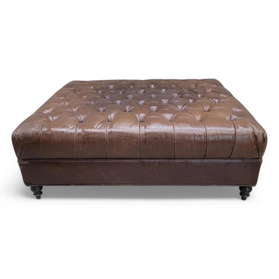 20ième siècle Table ottomane/table basse surdimensionnée en cuir vieilli touffeté sur pieds tournés en vente