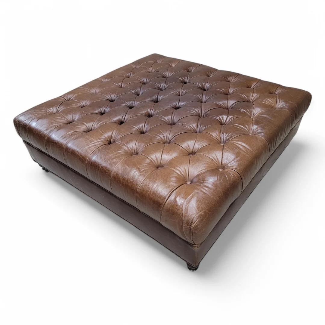Cuir Table ottomane/table basse surdimensionnée en cuir vieilli touffeté sur pieds tournés en vente