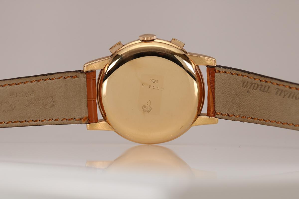 This is a fantastic vintage oversized Chronograph from Vetta in 18kt Pink Gold from the 1940's. Vetta was the Italian import company for the Wyler Watch Company. The oversized stepped case of this watch is impressive measuring 40 mm in diameter. The