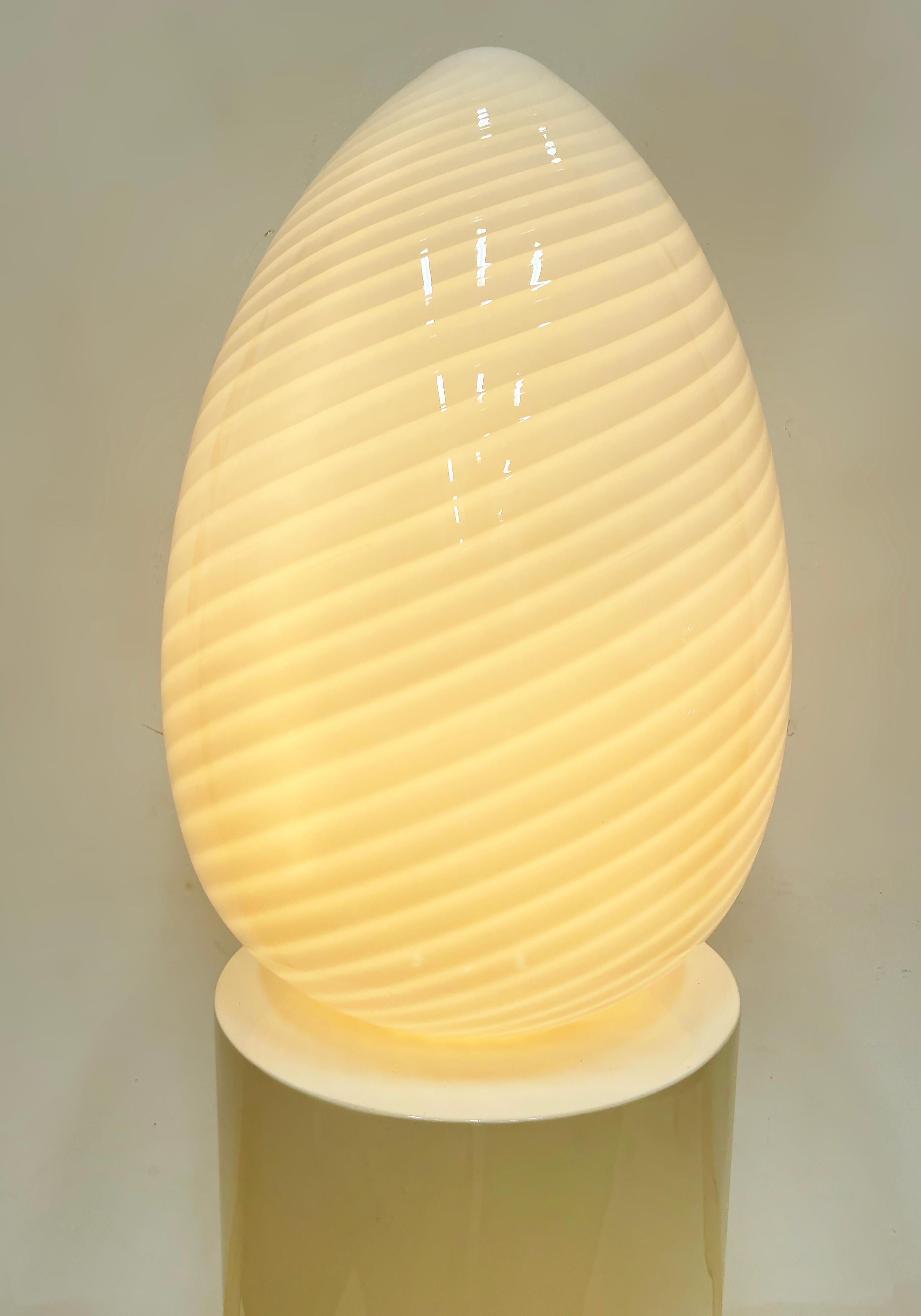 Vintage Oversized Vitri Murano Swirled Egg Table Lamp In Good Condition For Sale In Miami, FL