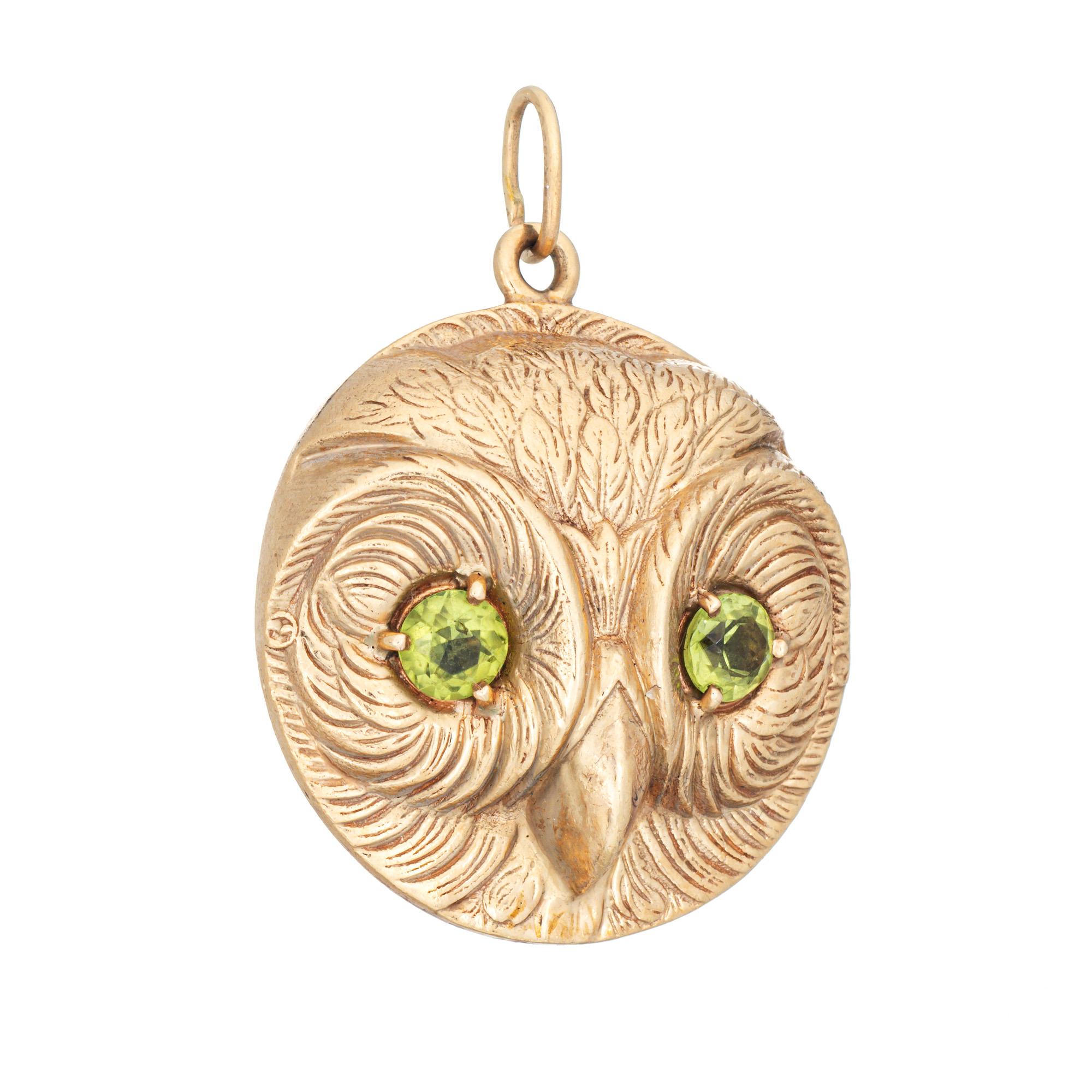 Pendentif vintage en or jaune 14 carats en forme de hibou, datant de l'époque Art Deco (circa 1920-1930). 

Deux péridots ronds taillés à facettes mesurent 4 mm.

Le hibou aux détails magnifiques est orné d'yeux en péridot. Le plumage de la face du