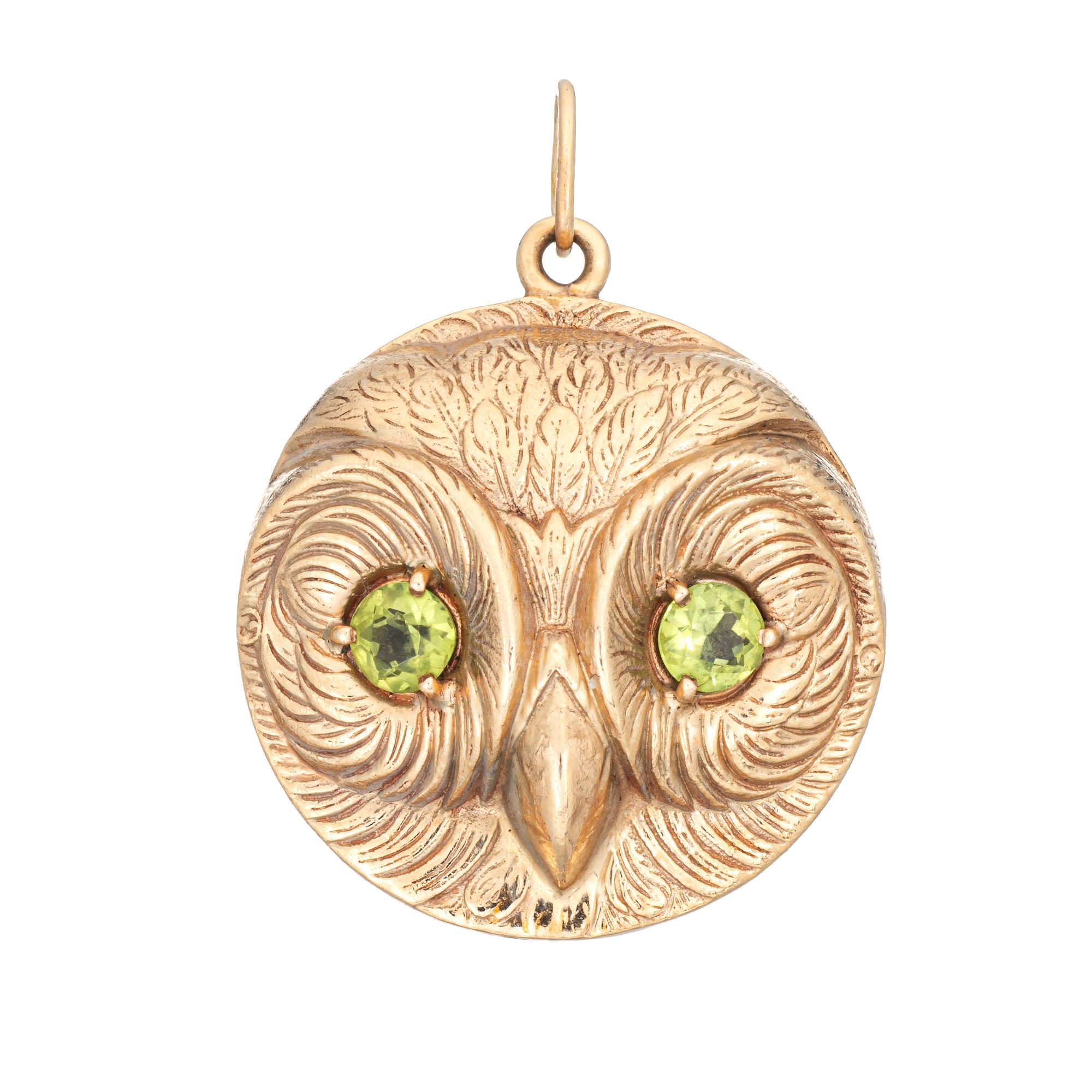 Taille ronde Pendentif hibou vintage Art of Vintage 14k Yellow Gold Peridot Eyes Estate Fine Jewelry en vente