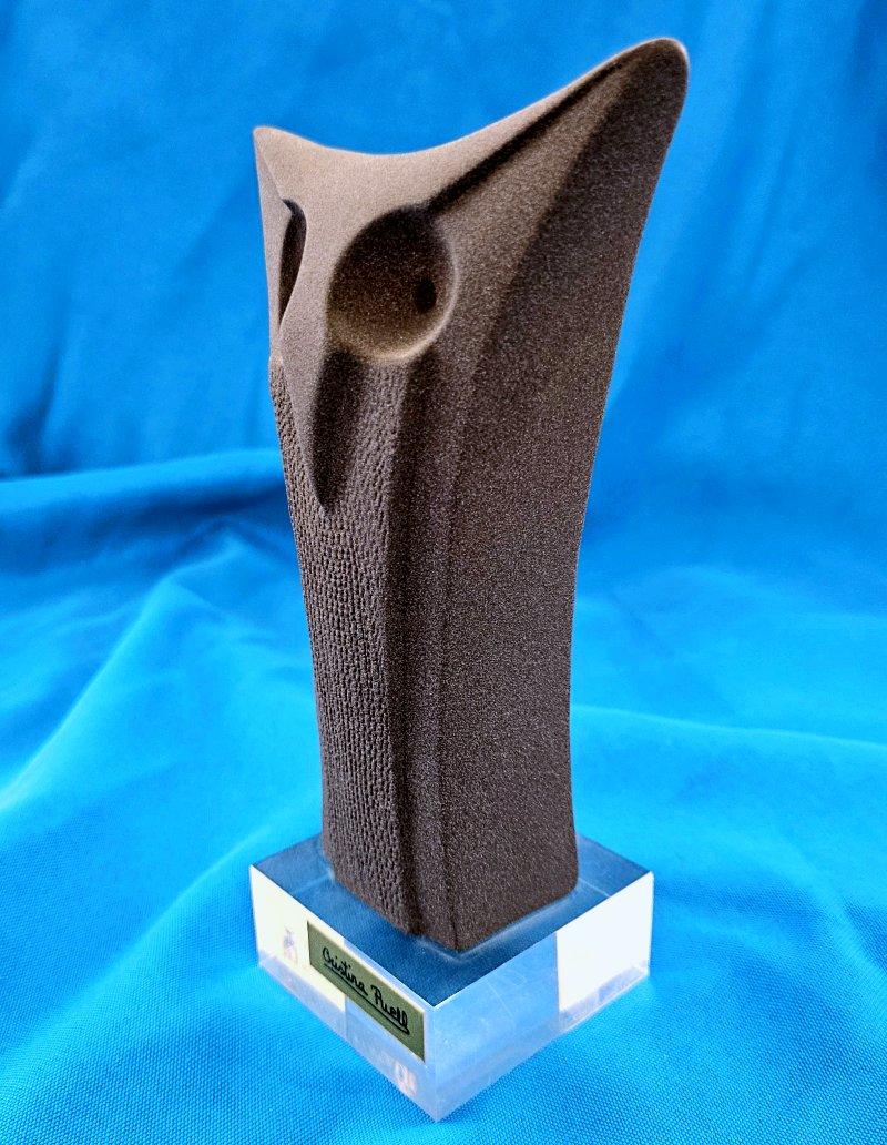 Scultura di gufo grigio-taupe di Cristina Puell, firmata sul retro, risalente alla metà del secolo scorso
*****NOTICE: Il nostro negozio 1stDibs si prenderà presto una pausa, quindi il prezzo è temporaneamente più basso.*****
Si tratta di una