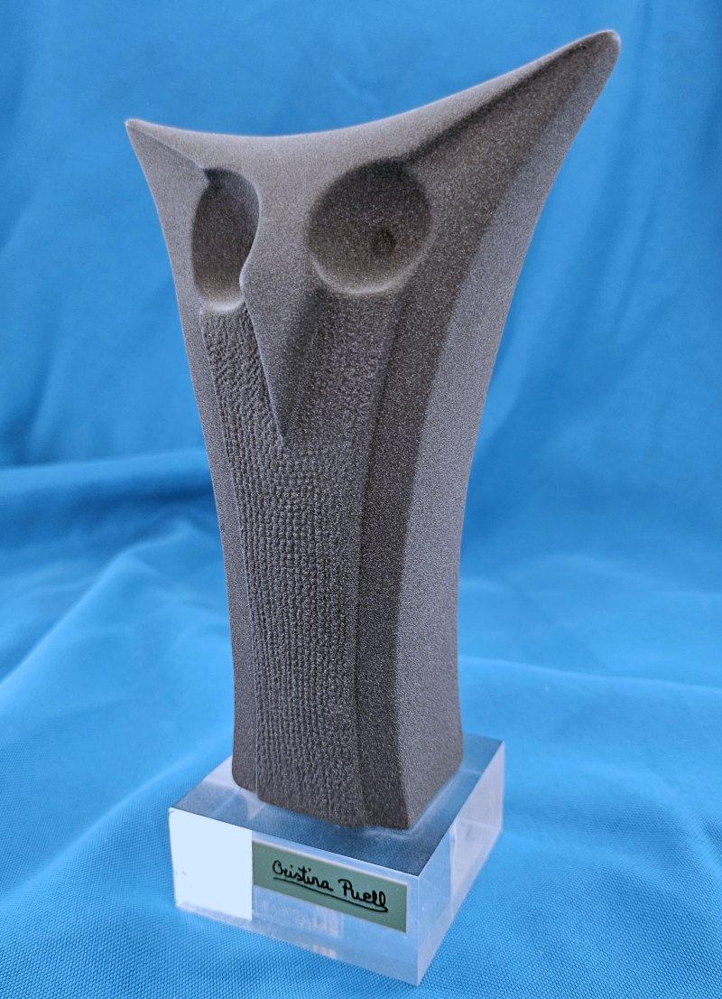 Mid-Century moderno Scultura di gufo grigio-taupe di Cristina Puell, firmata sul retro, risalente alla metà del secolo scorso in vendita