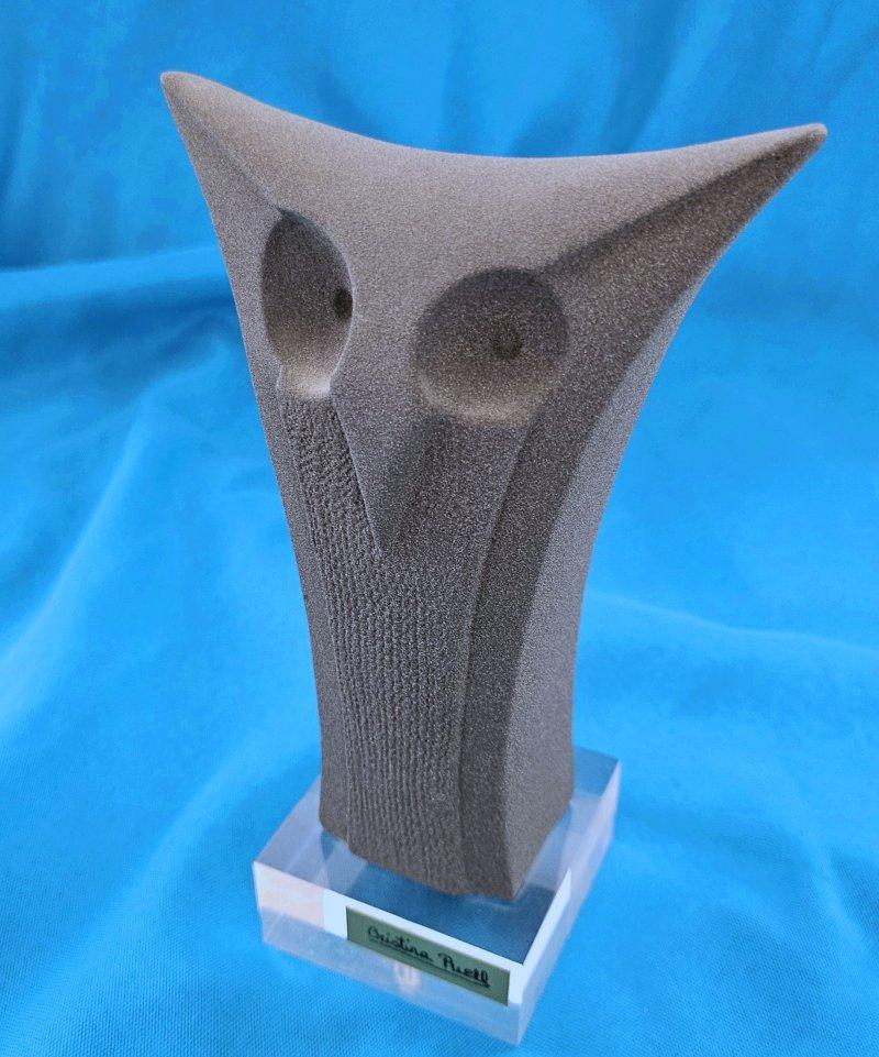 Spagnolo Scultura di gufo grigio-taupe di Cristina Puell, firmata sul retro, risalente alla metà del secolo scorso in vendita