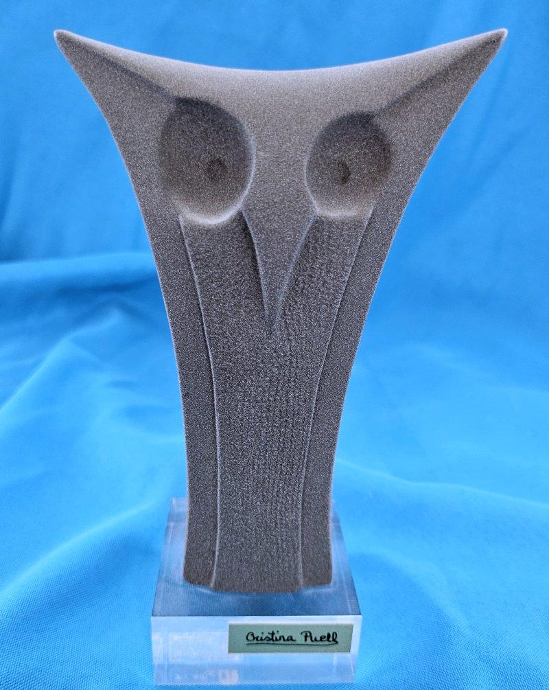 Altro Scultura di gufo grigio-taupe di Cristina Puell, firmata sul retro, risalente alla metà del secolo scorso in vendita
